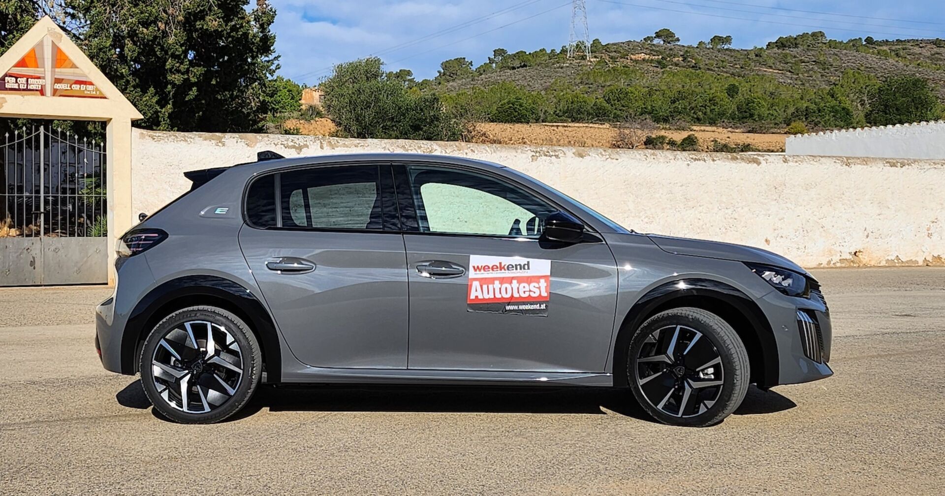 Der Peugeot E 208 auf einem Parkplatz