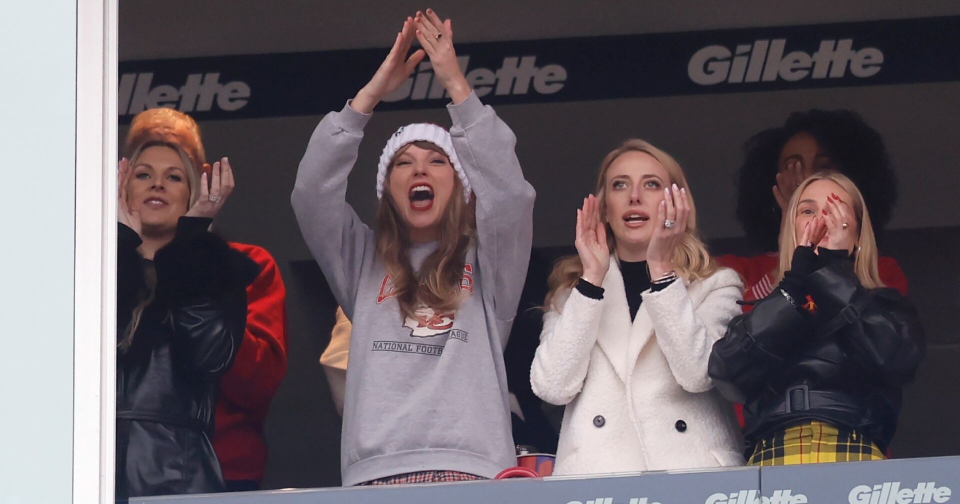 Taylor Swift jubelt mit zwei Freundinnen ausgelassen in der VIP-Loge des Gilette Stadium