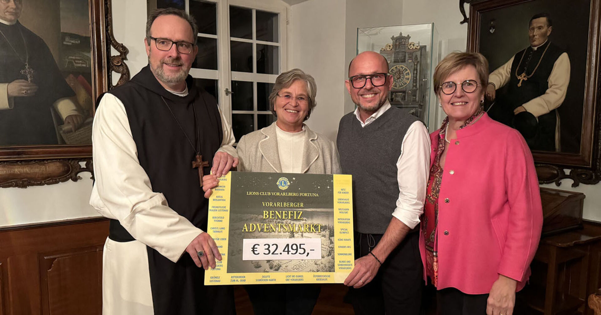 Abt Vinzenz Wohlwend, Ideengeberin Andrea Helbok, Bürgermeister Michael Ritsch und Präsidentin Marie-Luise Dietrich bei der Scheckübergabe.