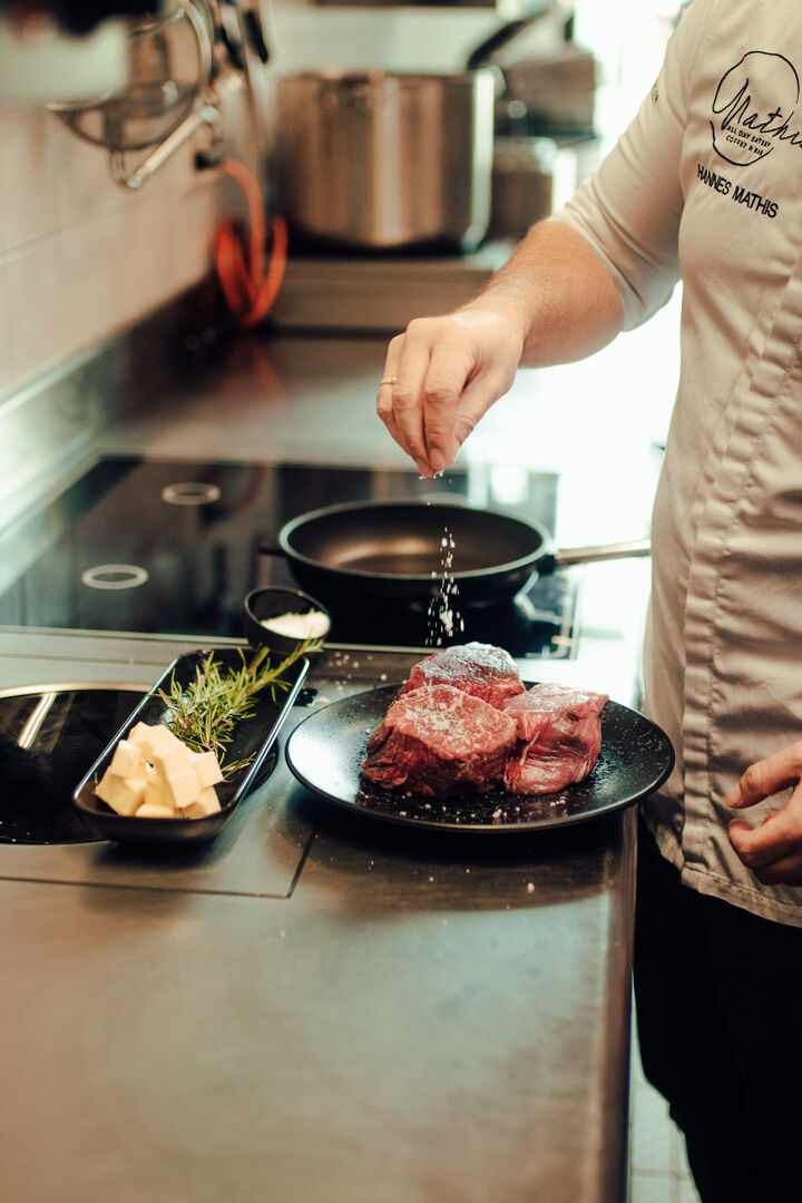 Hannes Mathis beim Anrichten