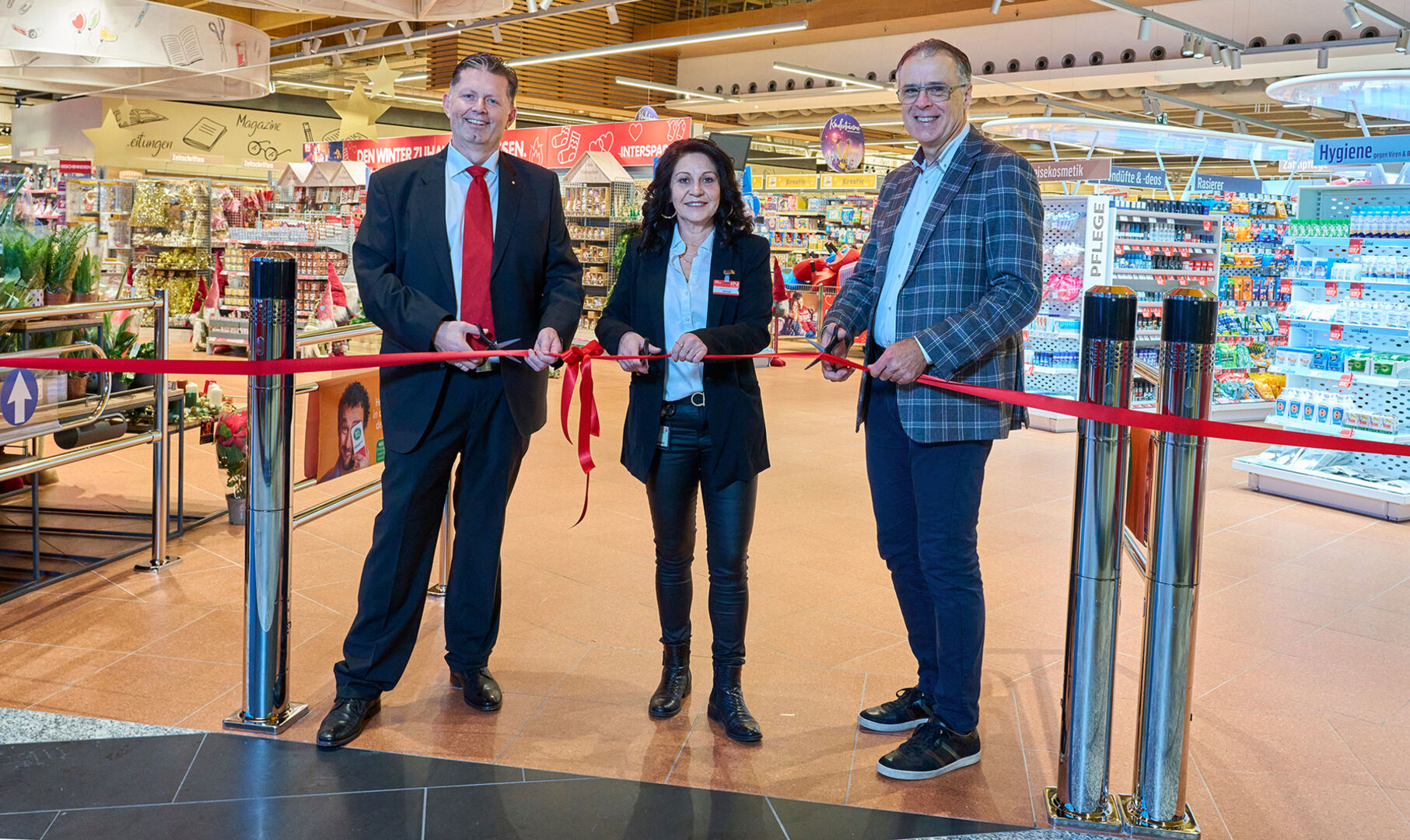 INTERSPAR-Regionaldirektor Andreas Mark, Geschäftsleiterin INTERSPAR-Hypermarkt Bürs Birgit Köpf und INTERSPAR-Geschäftsführer-Stellvertreter Dietmar Steiner.