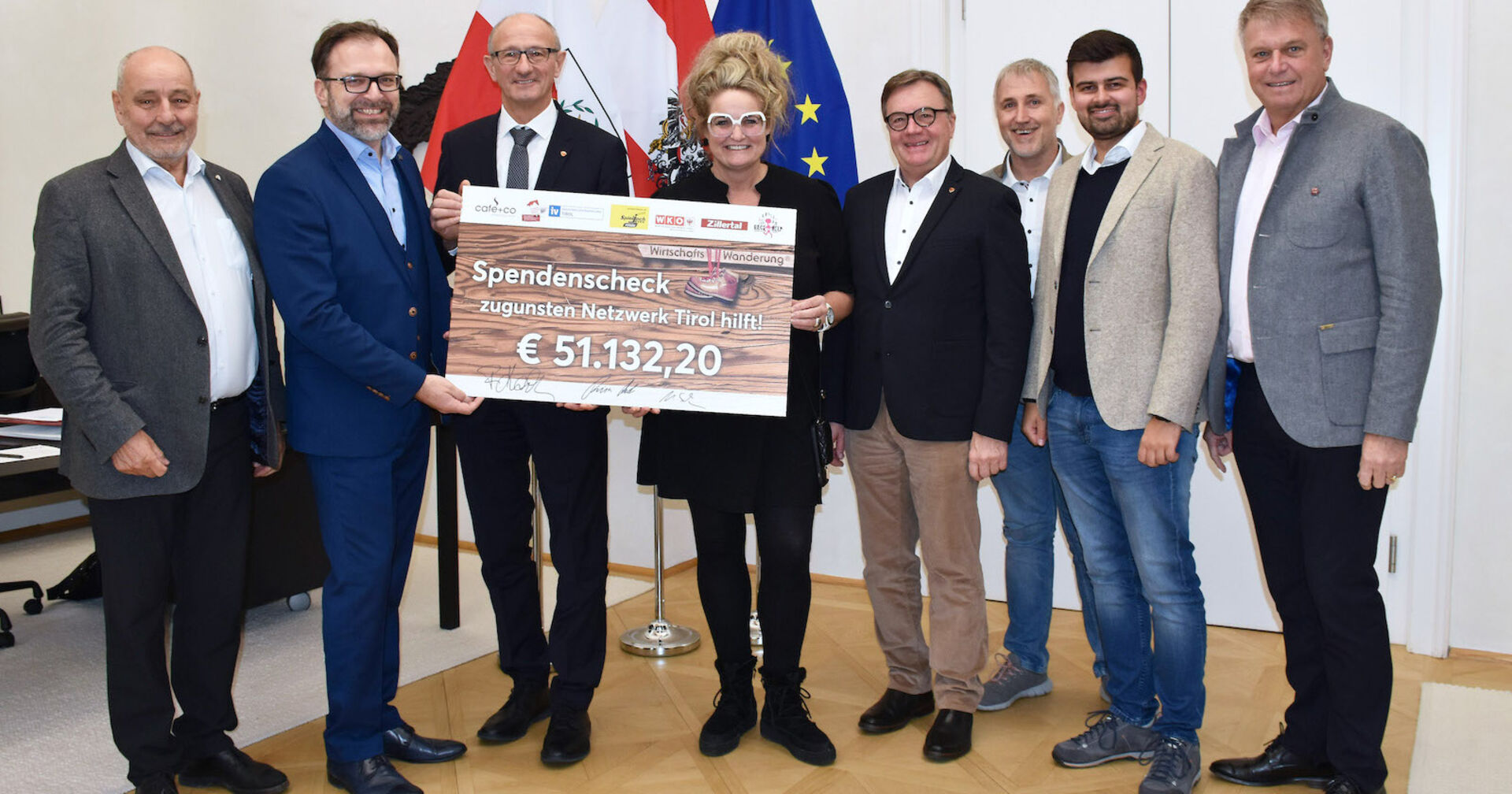 Gruppenbild mit übergroßem Scheck