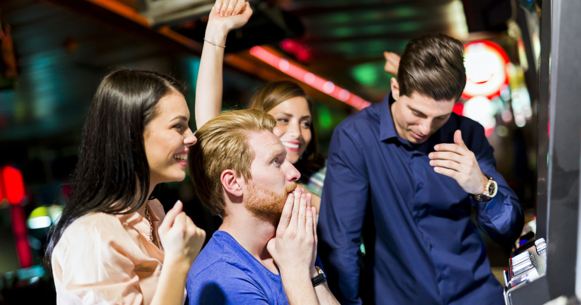 Gruppe von jungen Menschen am Automaten