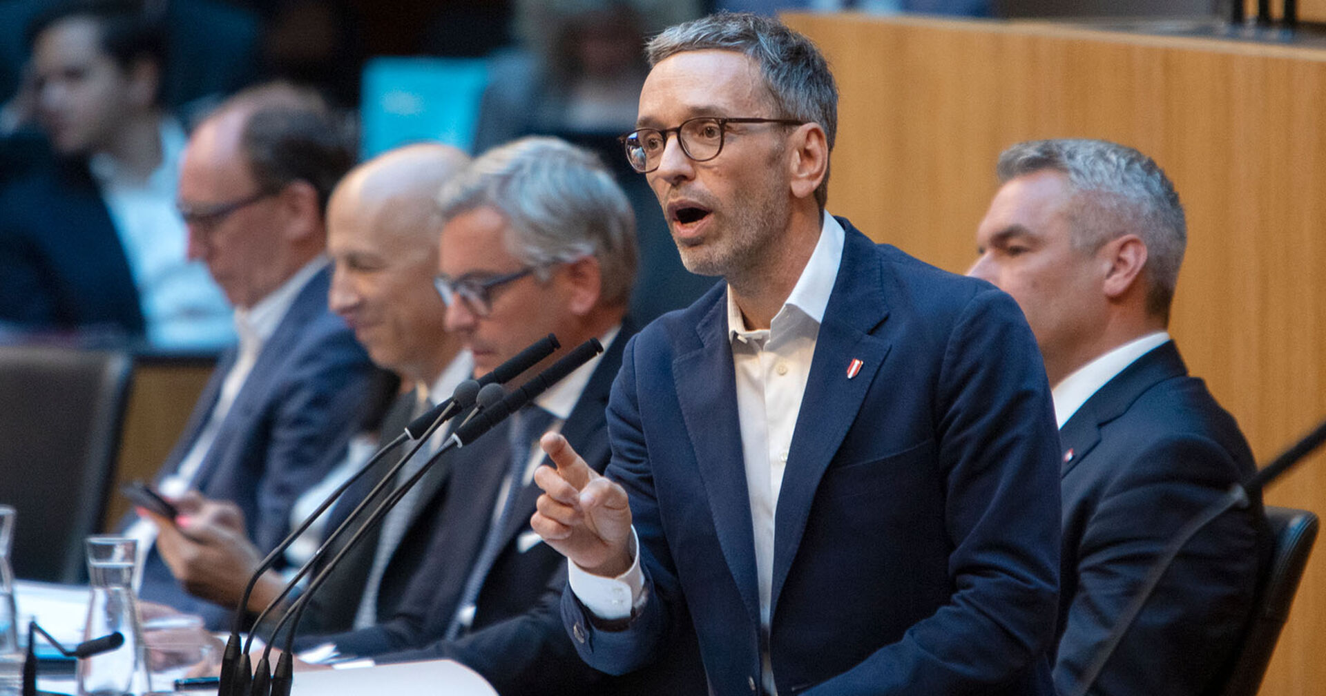 FPÖ-Chef Herbert Kickl bei einer Rede im Nationalrat, Kanzler Karl Nehammer und andere Regierungsmitglieder im Hintergrund
