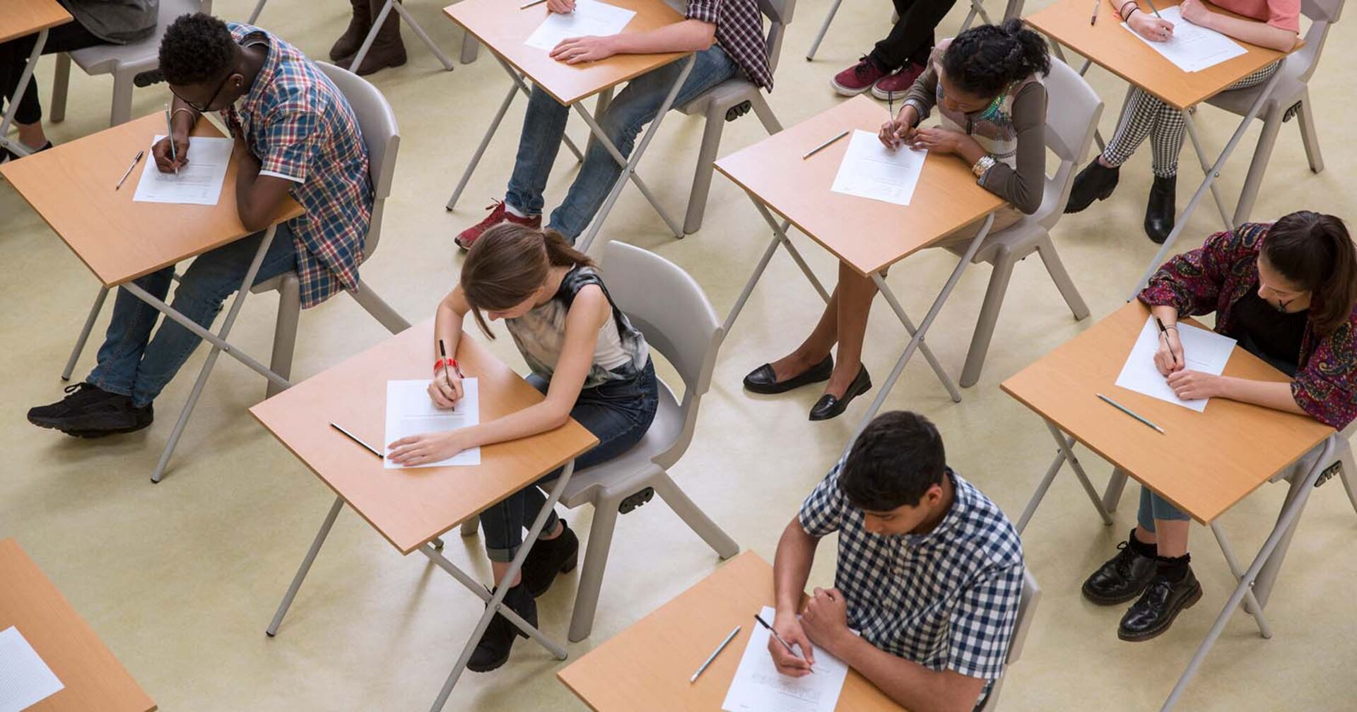 Schüler die gerade einen Test schreiben