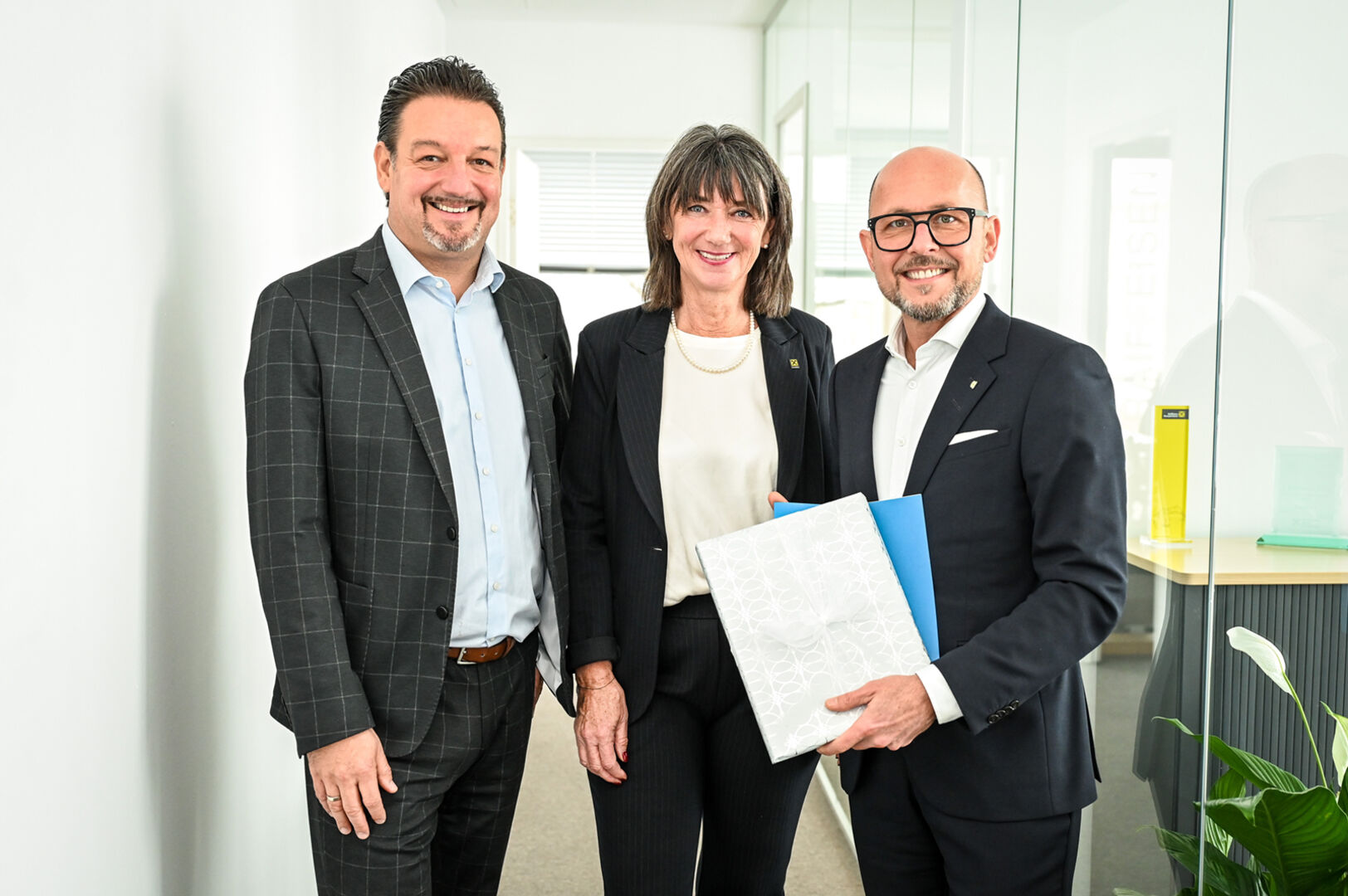 Manfred Miglar (Marktvorstand Raiffeisen Landesbank Vorarlberg), Martina Rietzler (GF Raiffeisen Immobilien Vorarlberg), Bürgermeister Michael Ritsch (v. li.)