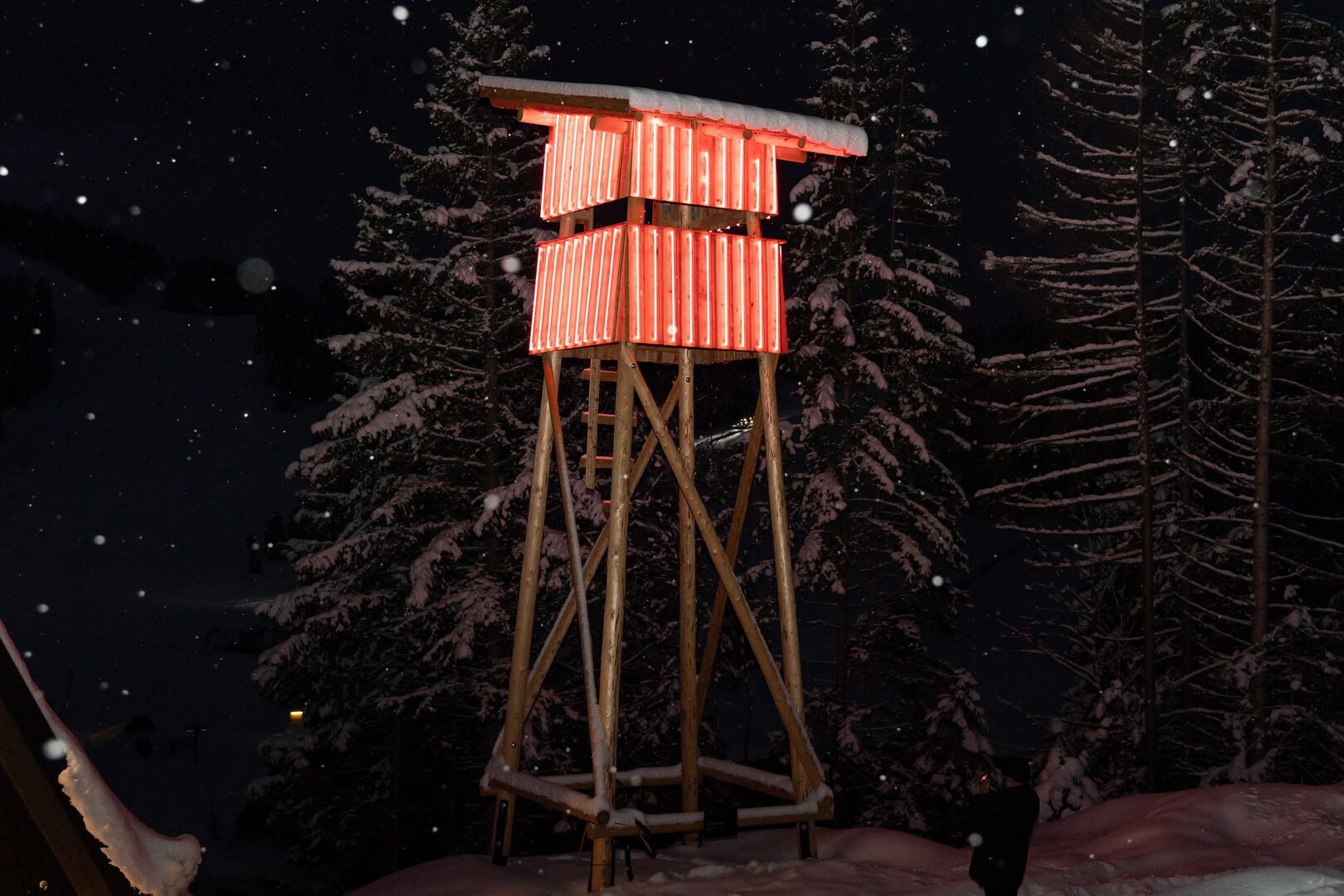 Bild von Hochstand mit Neonröhren