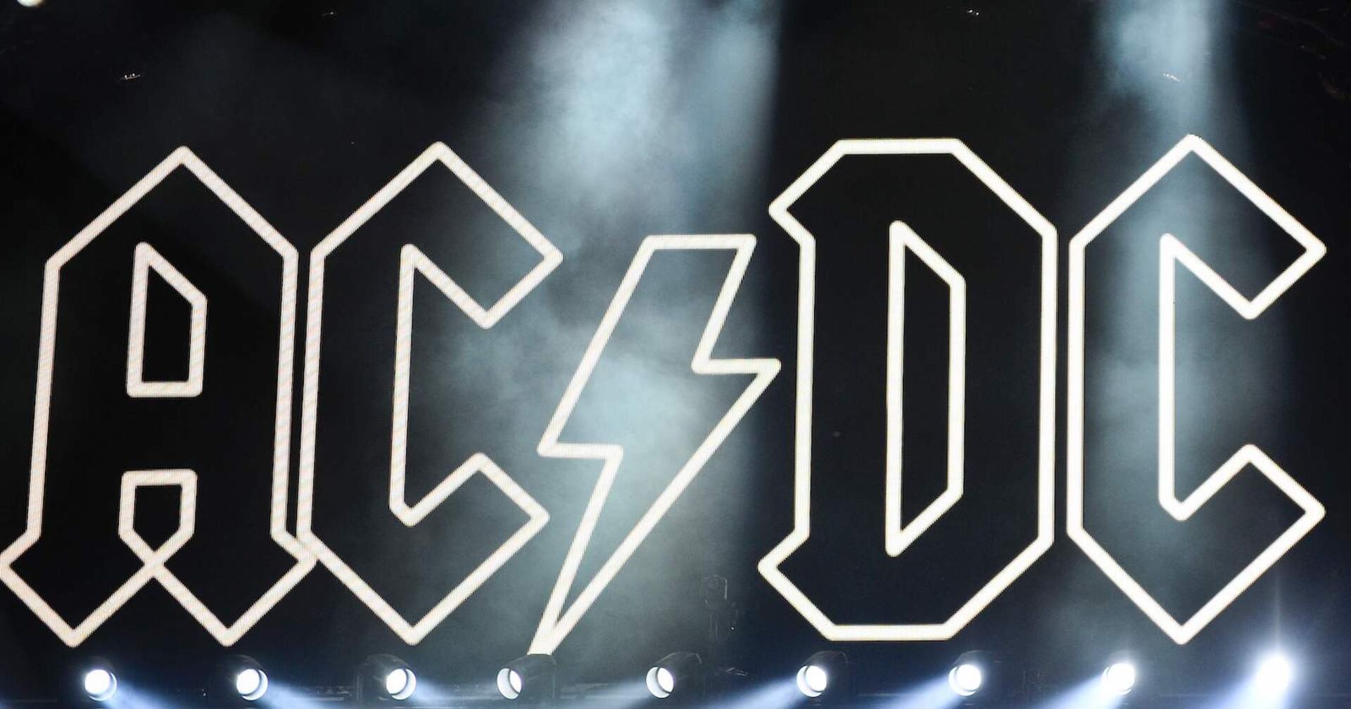 Das Logo von ACDC steht auf einer Leinwand.