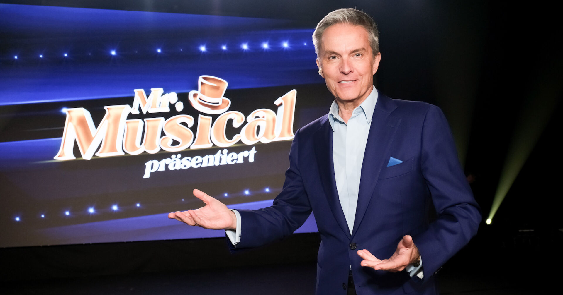 Alfons Haider vor dem Bildschirm zur Show &quot;Mr.Musical&quot;
