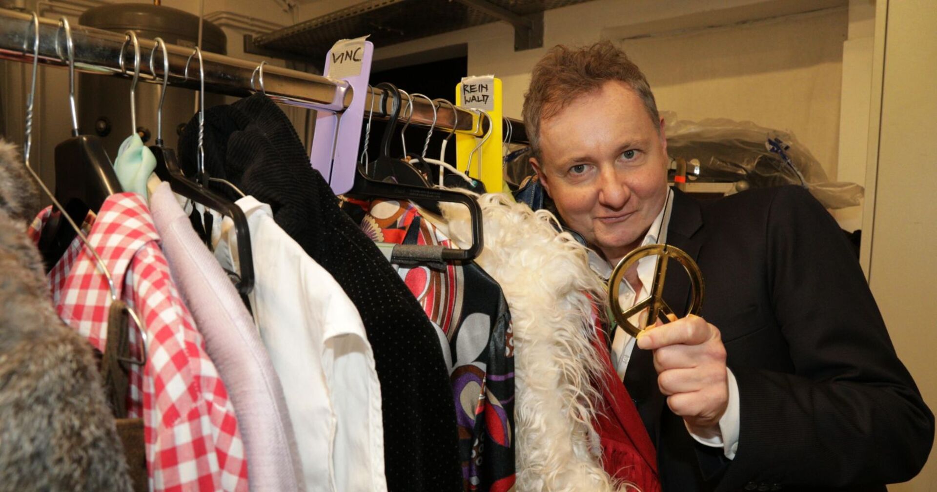 Andy Hallwaxx in einem Umkleideraum.