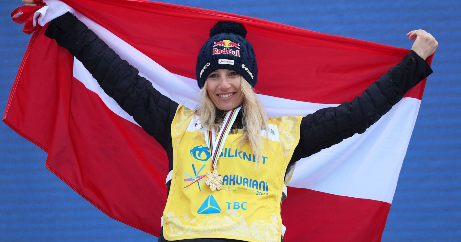 Anna Gasser auf den WM-Podium mit Österreich-Flagge.