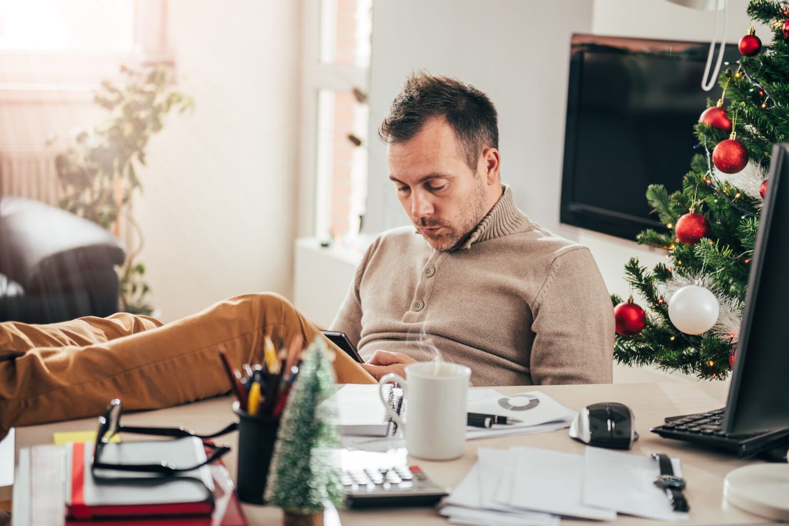 Ein Mann arbeitet an Weihnachten im Homeoffice.