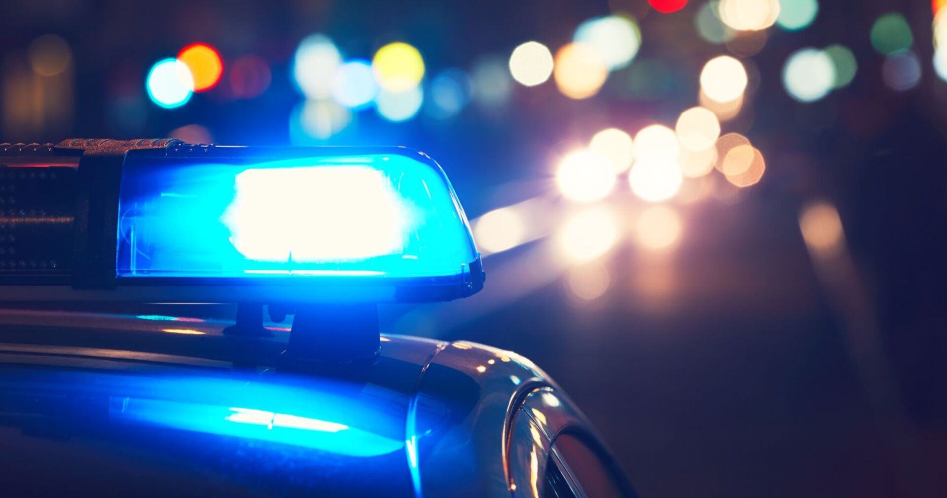 Blaulicht eines Polizeiautos in der Nacht.