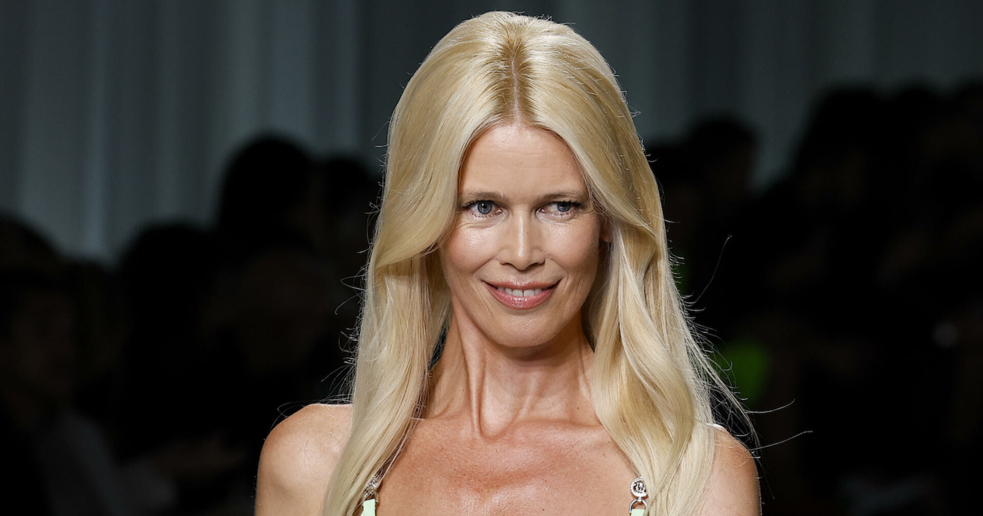 Claudia Schiffer mit offenen, gewellten blonden Haaren auf dem Laufsteg.