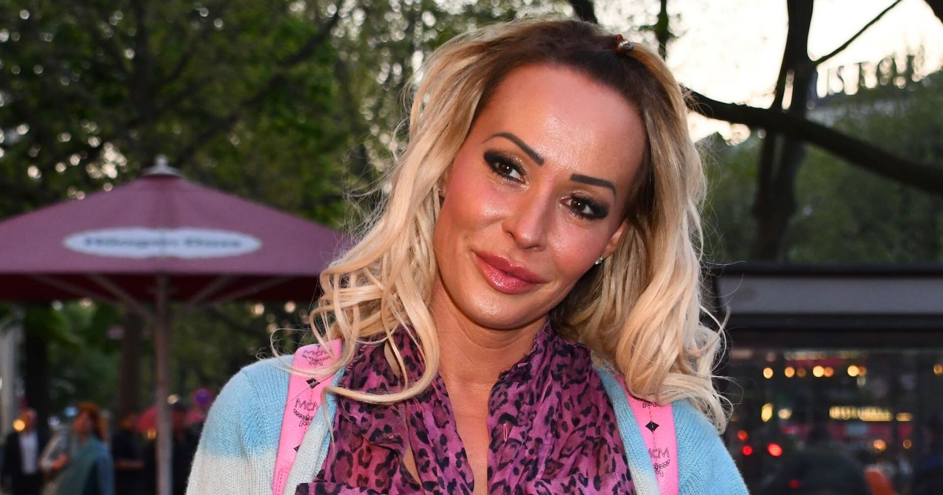 Cora Schumacher mit offenen blonden Haaren mit einer hellblauen Bluse.