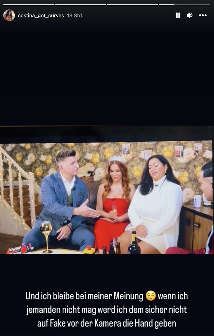 Costina, Tara und Satans Bratan sitzen auf einer Couch. Costina trägt ein weißes Kleid, Satans Bratan einen blauen Sakko und Tara ein rotes Kleid und eine Krone.