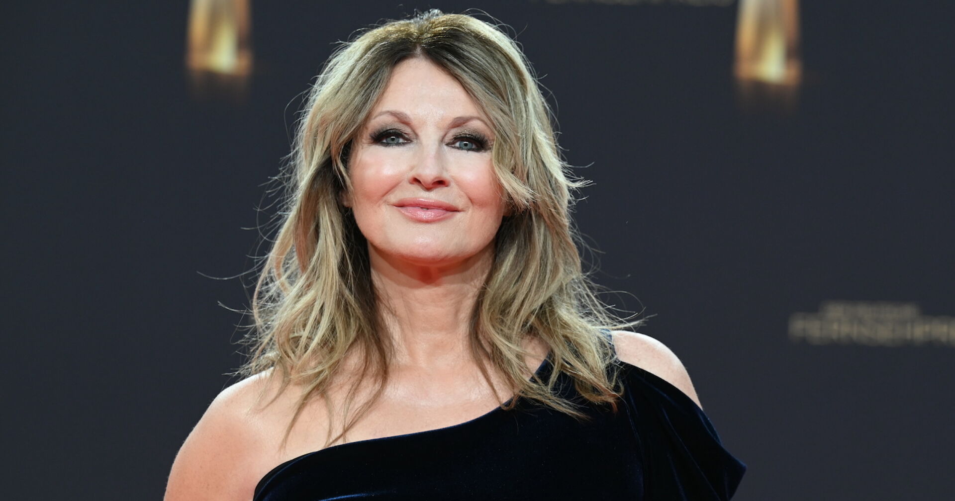 Frauke Ludowig mit offenen blonden Haaren und einem schwarzen Abendkleid.