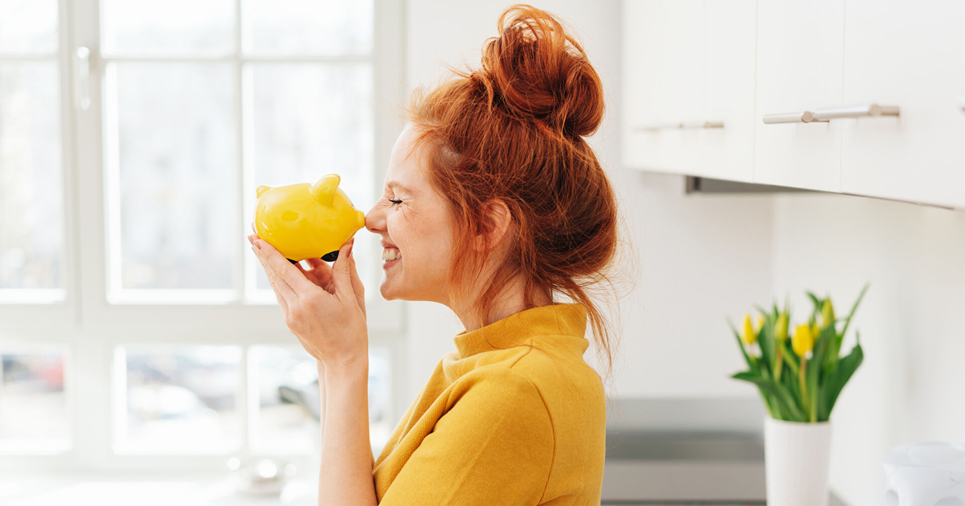 Frau küsst Sparschwein | Credit: iStock.com/stockfour
