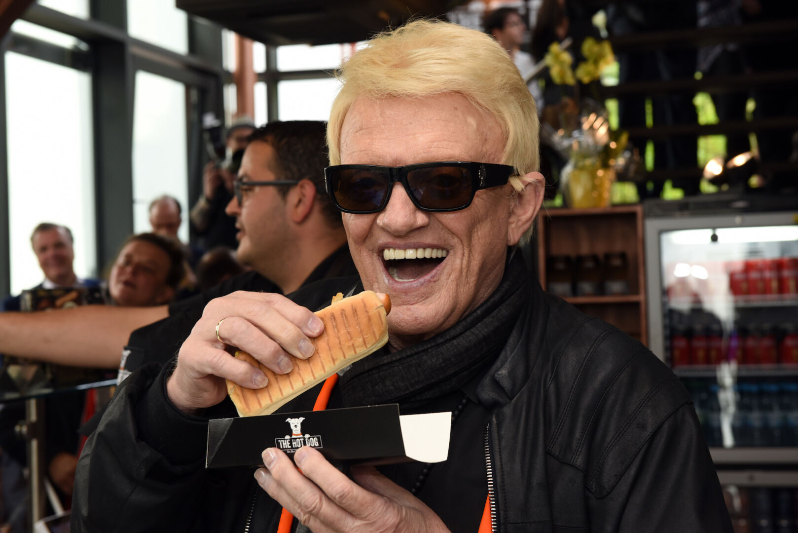Heino mit einem Hotdog und einer Sonnenbrille.