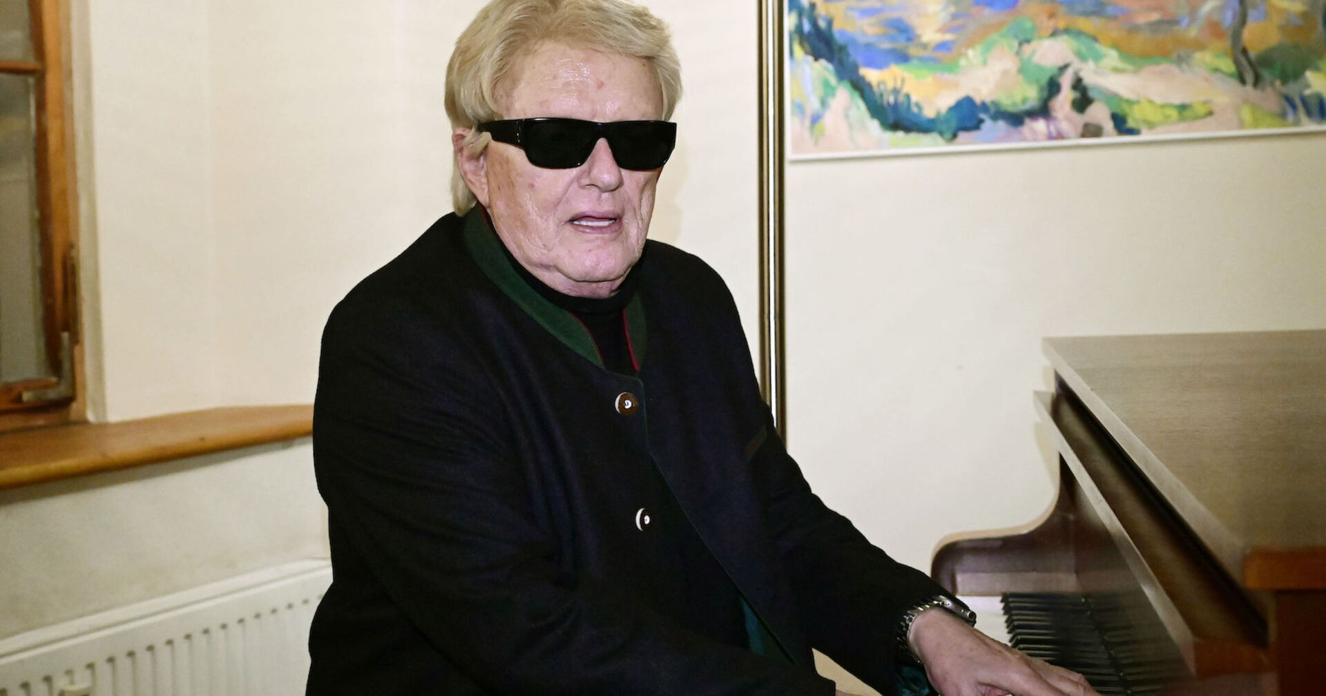 Heino sitzt mit schwarzer Sonnenbrille am Klavier
