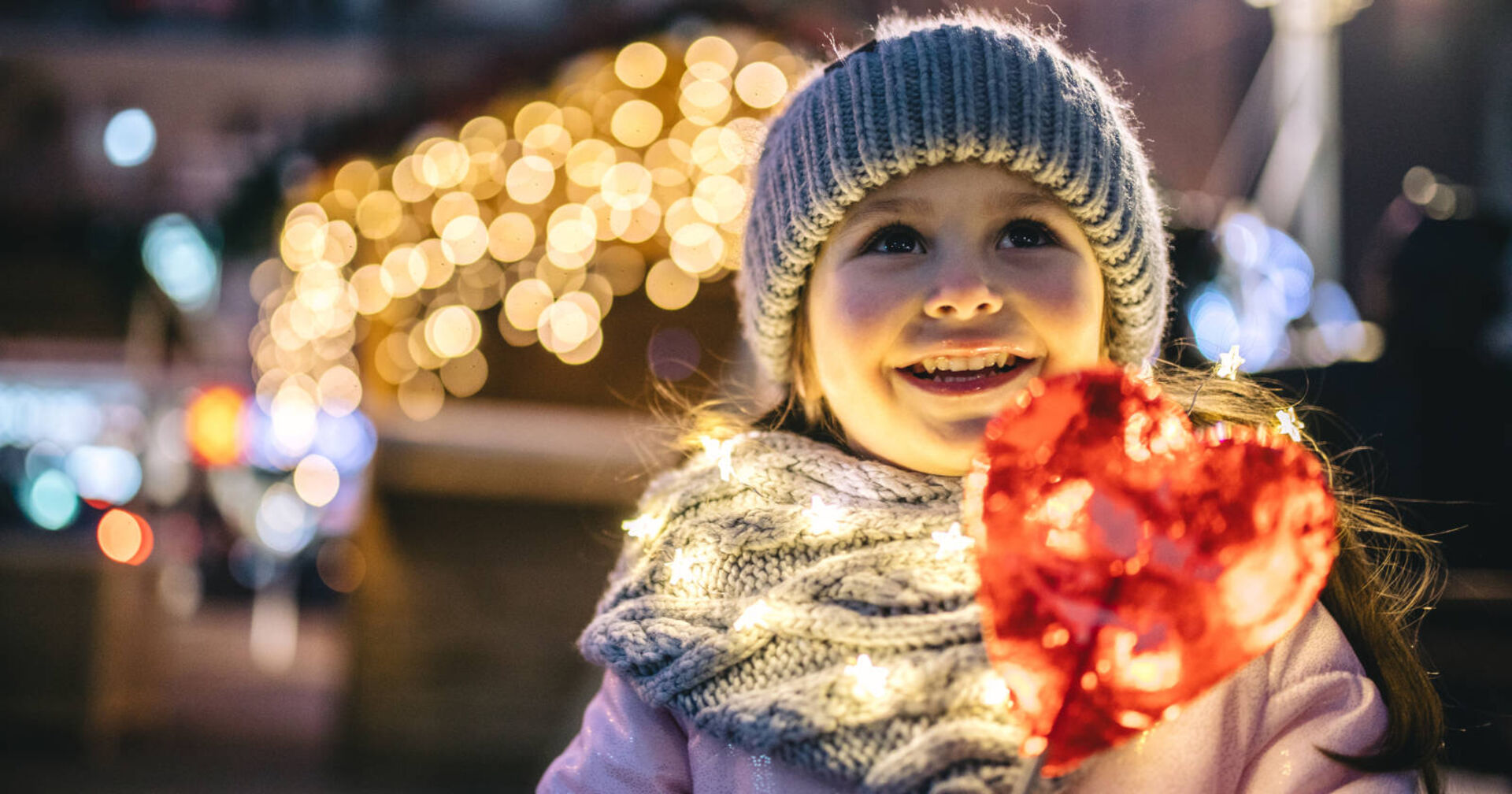 Kind freut sich auf Weihnachten.