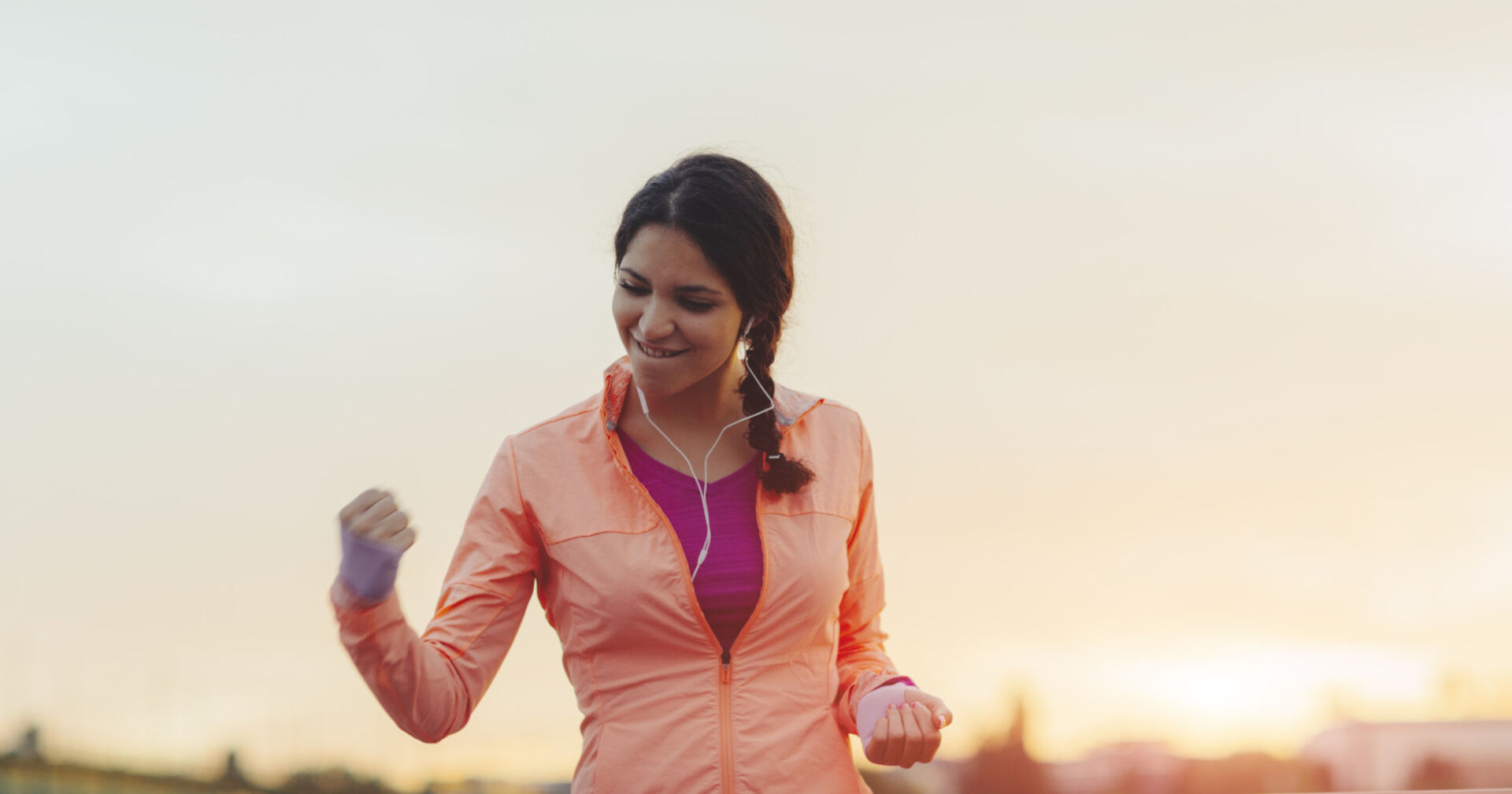 Eine Frau freut sich, dass sie ein Ziel erreicht hat.