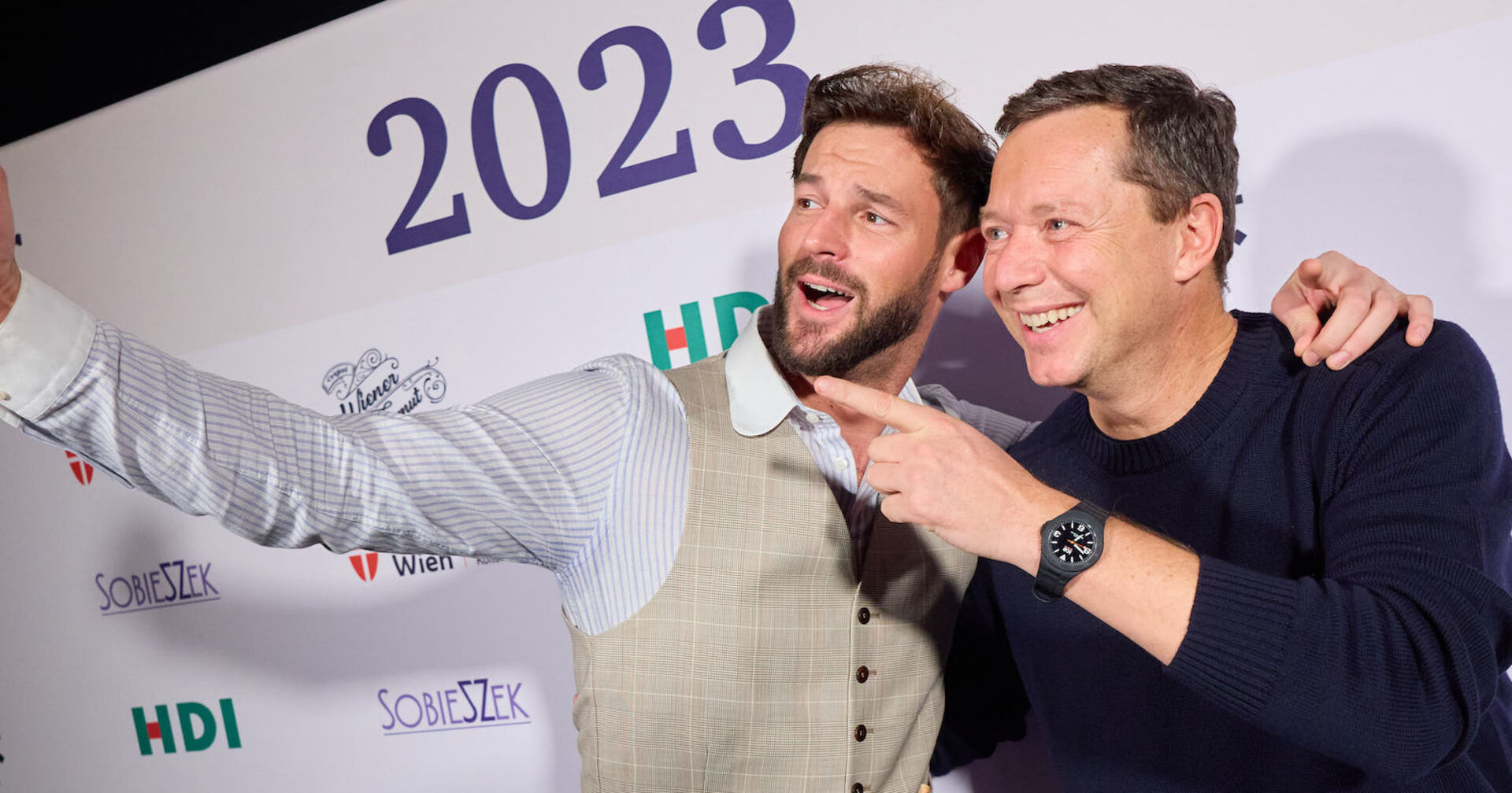 Paul Pizzera und Alex Kristan machen ein Selfie