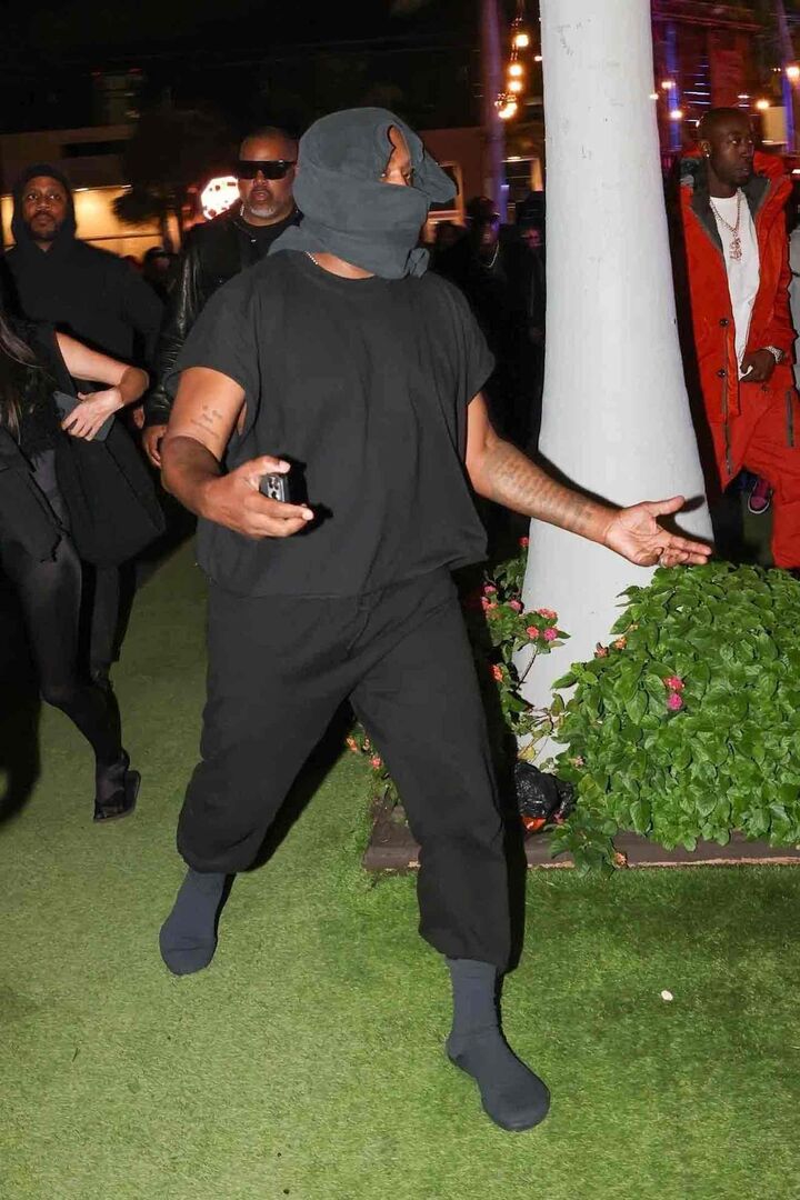 Kanye West verhüllt im Dezember 2023.