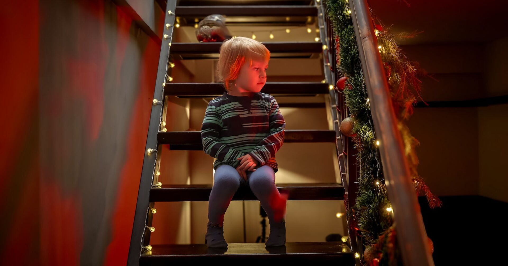 Ein Kind sieht skeptisch Richtung Nikolaus.