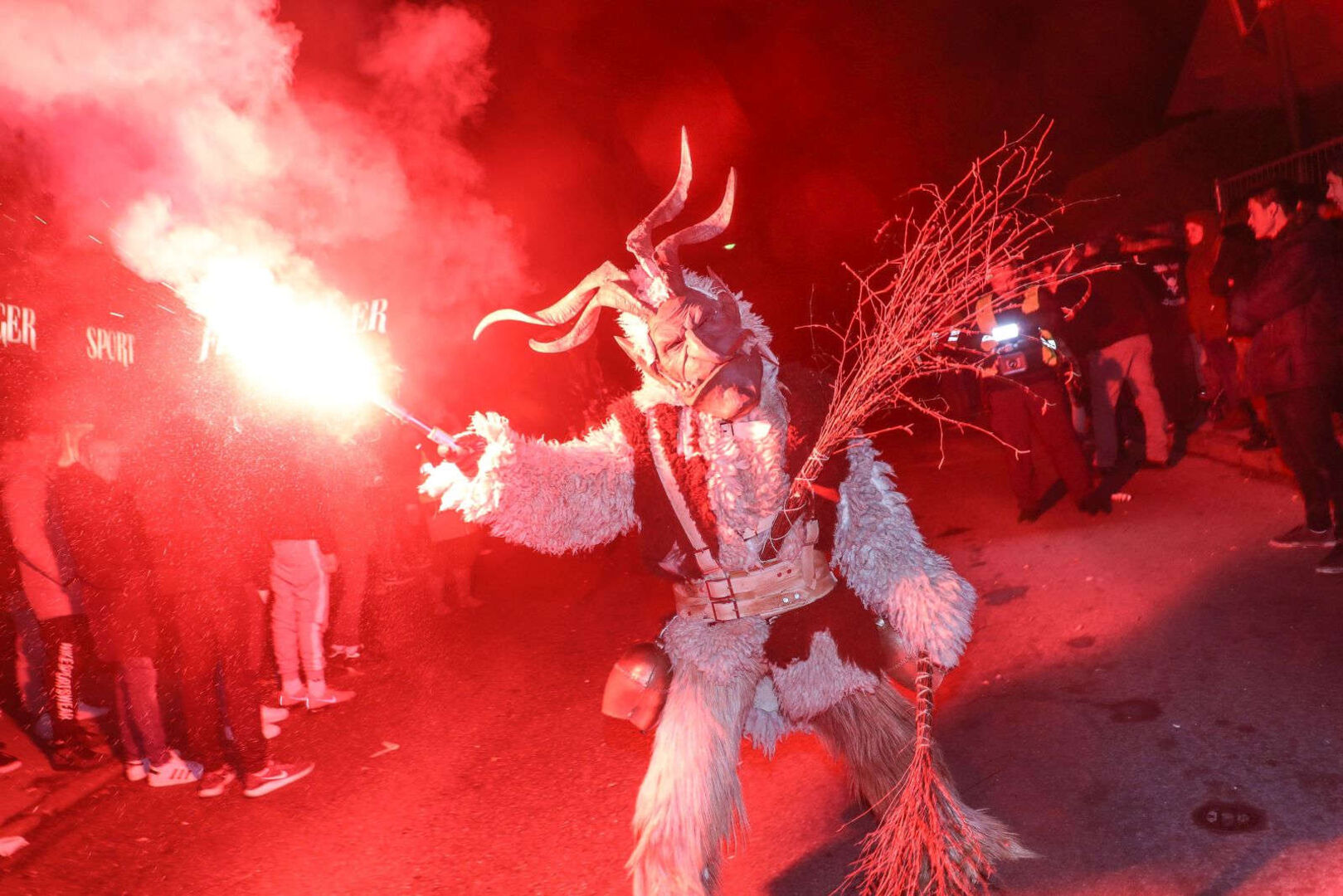 Ein Krampus mit einem bengalischen Feuer.