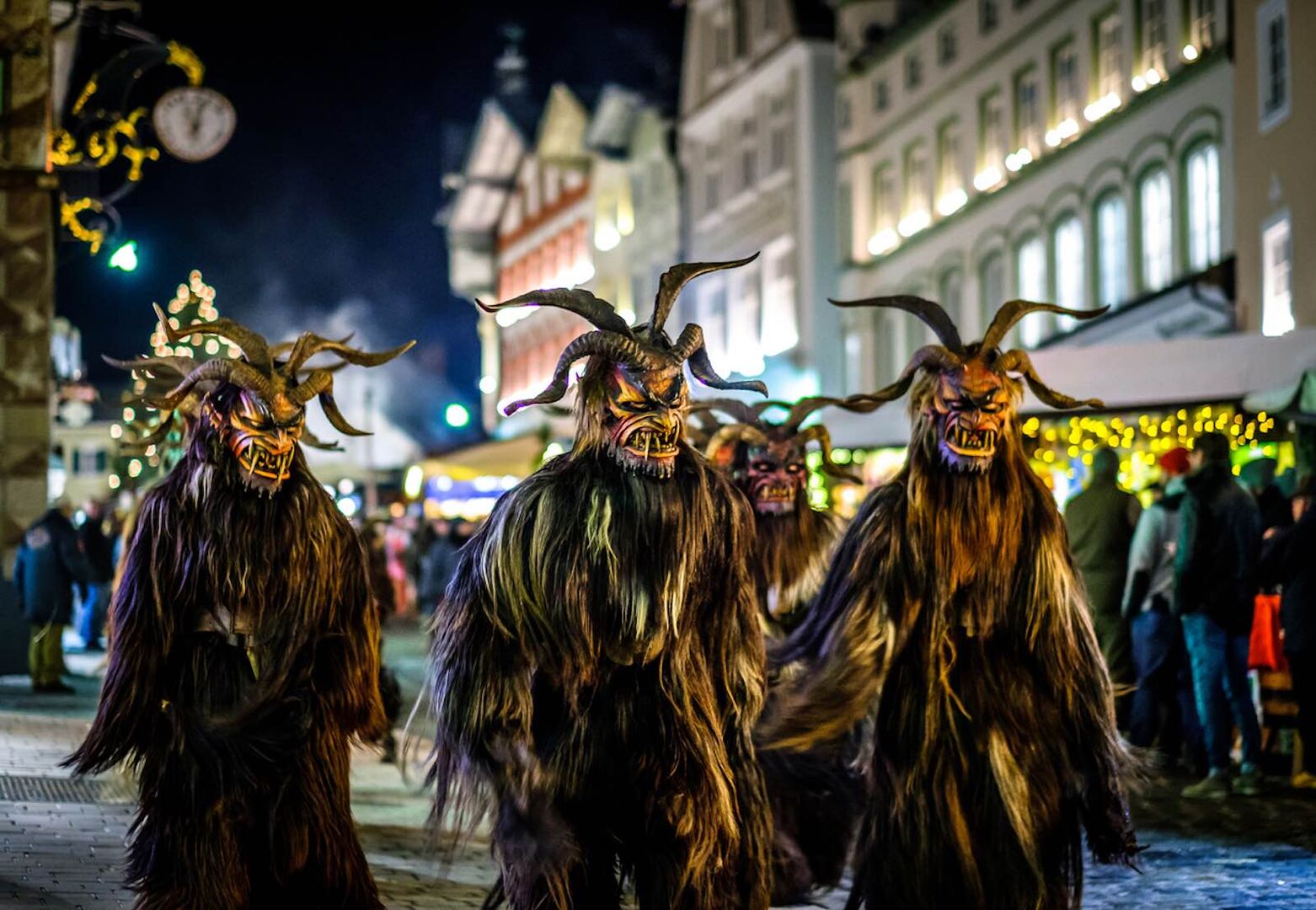 Drei Krampusse bei einem Umzug.