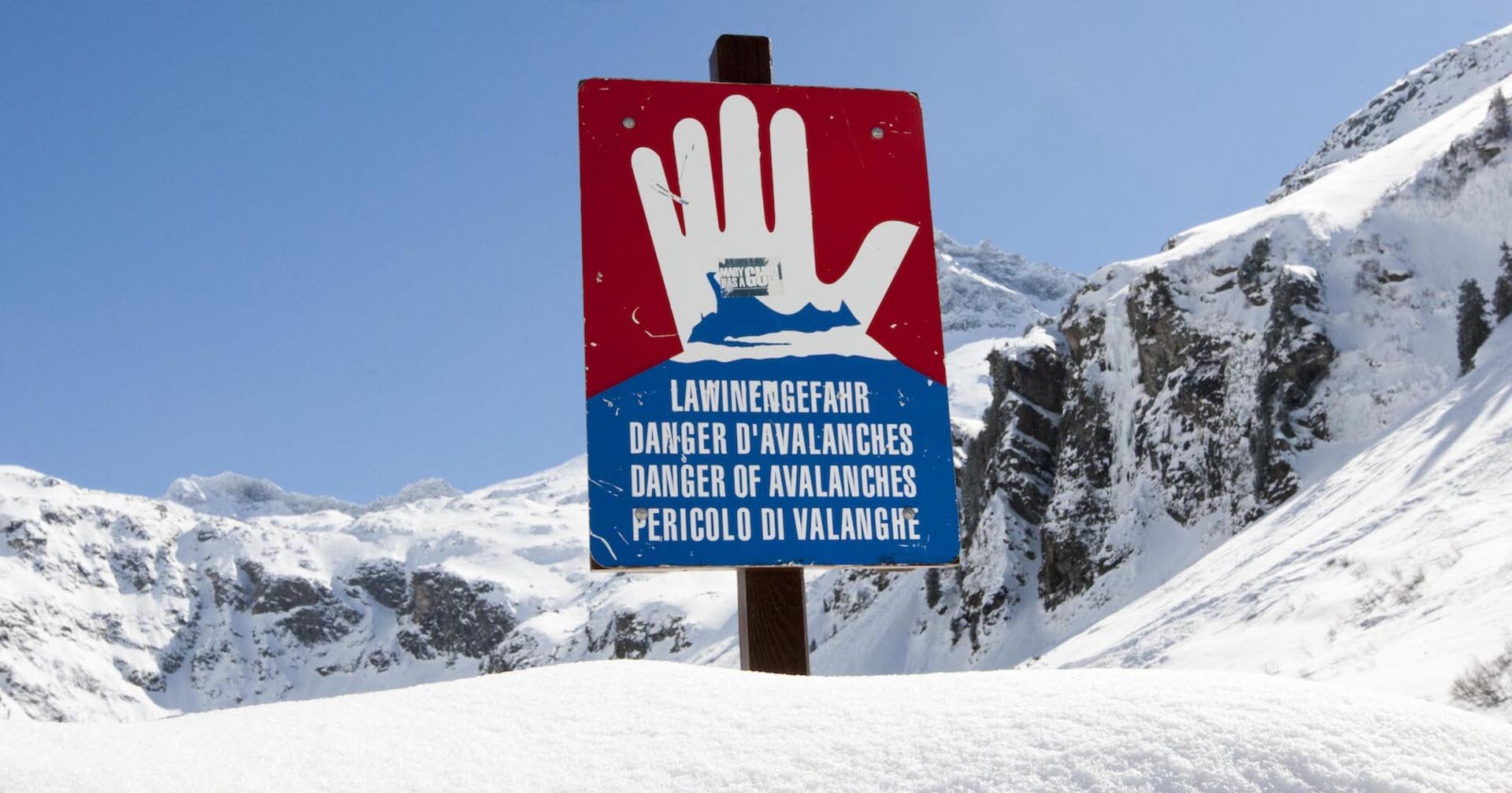 Schild mit Hinweis &quot;Lawinengefahr&quot;.