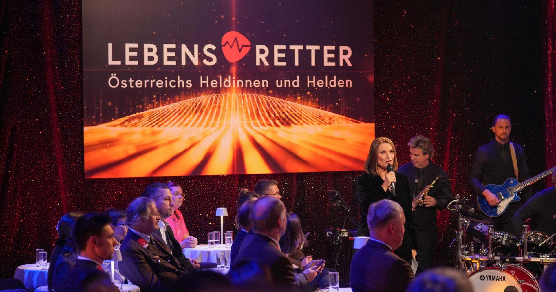 Barbara Stöckl modiert vor Menschen.