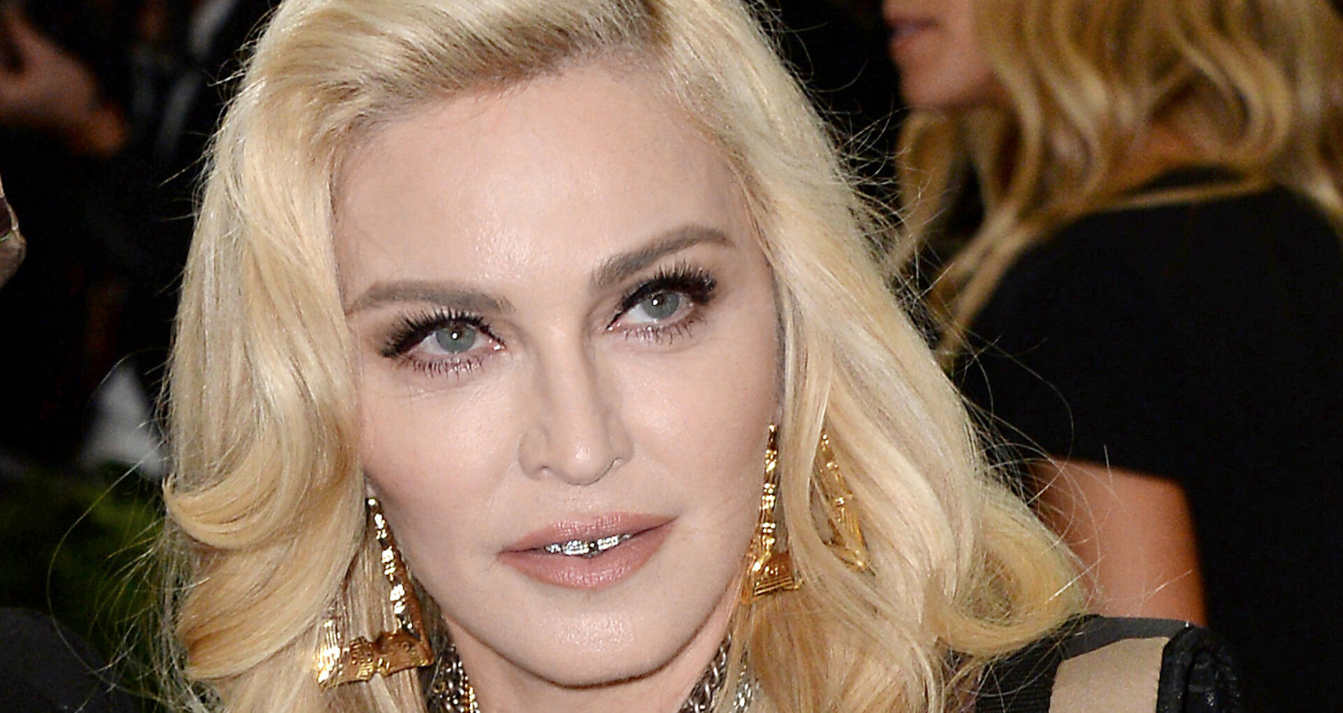 Madonna mit gewellten blonden Haaren.