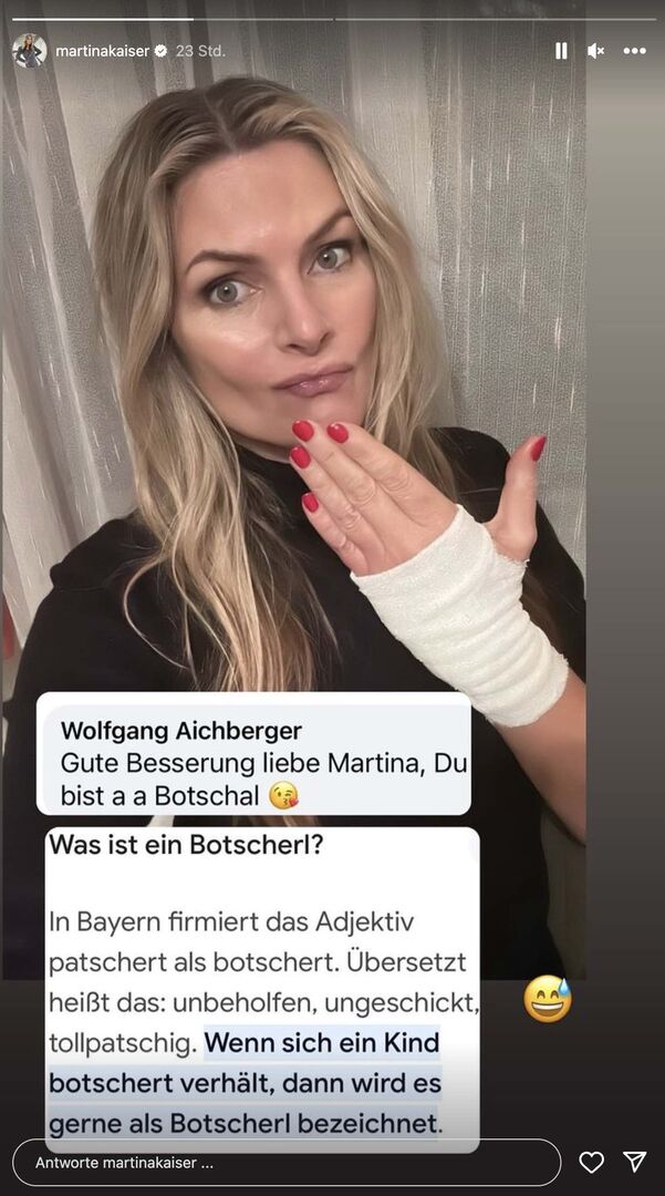 Martina Kaiser zeigt ihre bandagierte Hand.