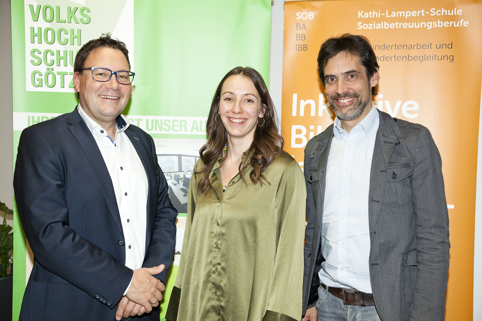 VHS Geschäftsführer Stefan  Fischnaller, Direktor Kathi-Lampert-  Schule Christoph Schindegger und Festrednerin Bettina Ludwig
