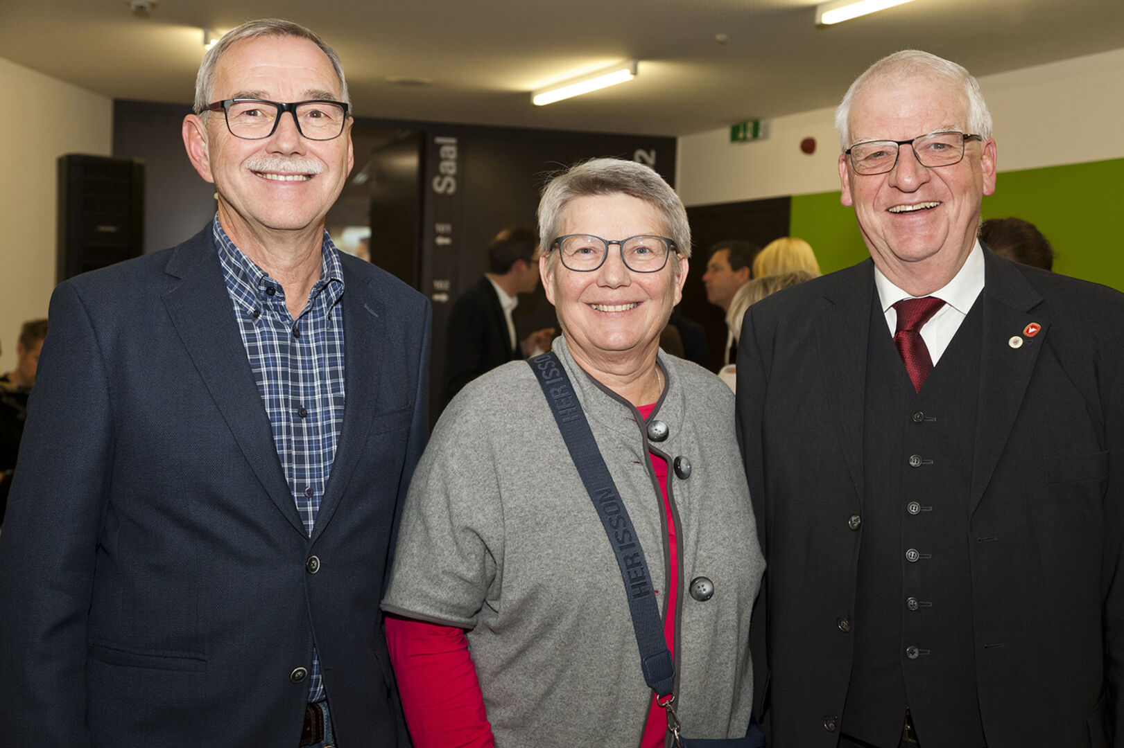 VHS Kassier Thomas Heinzle (li.), VHS Obmann Wolfgang Türtscher mit Martina Türtscher