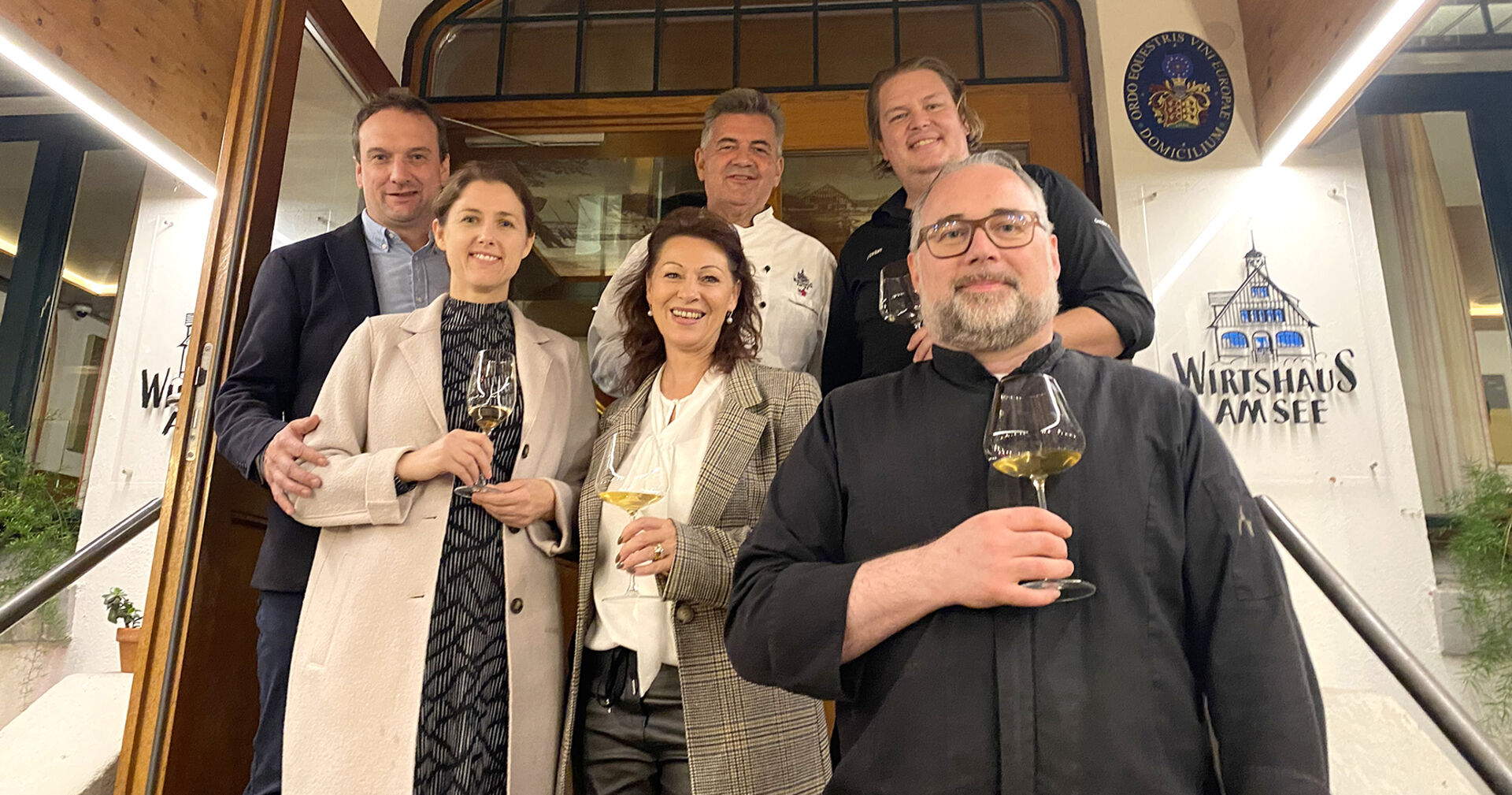 Winzerpaar Markus und Ingrid Iro, Wirtepaar Daniela  und Martin Berthold, Sommelier Florian Rapp und Küchenchef Christoph Neyer alle Wirtshaus am See (v.li.)