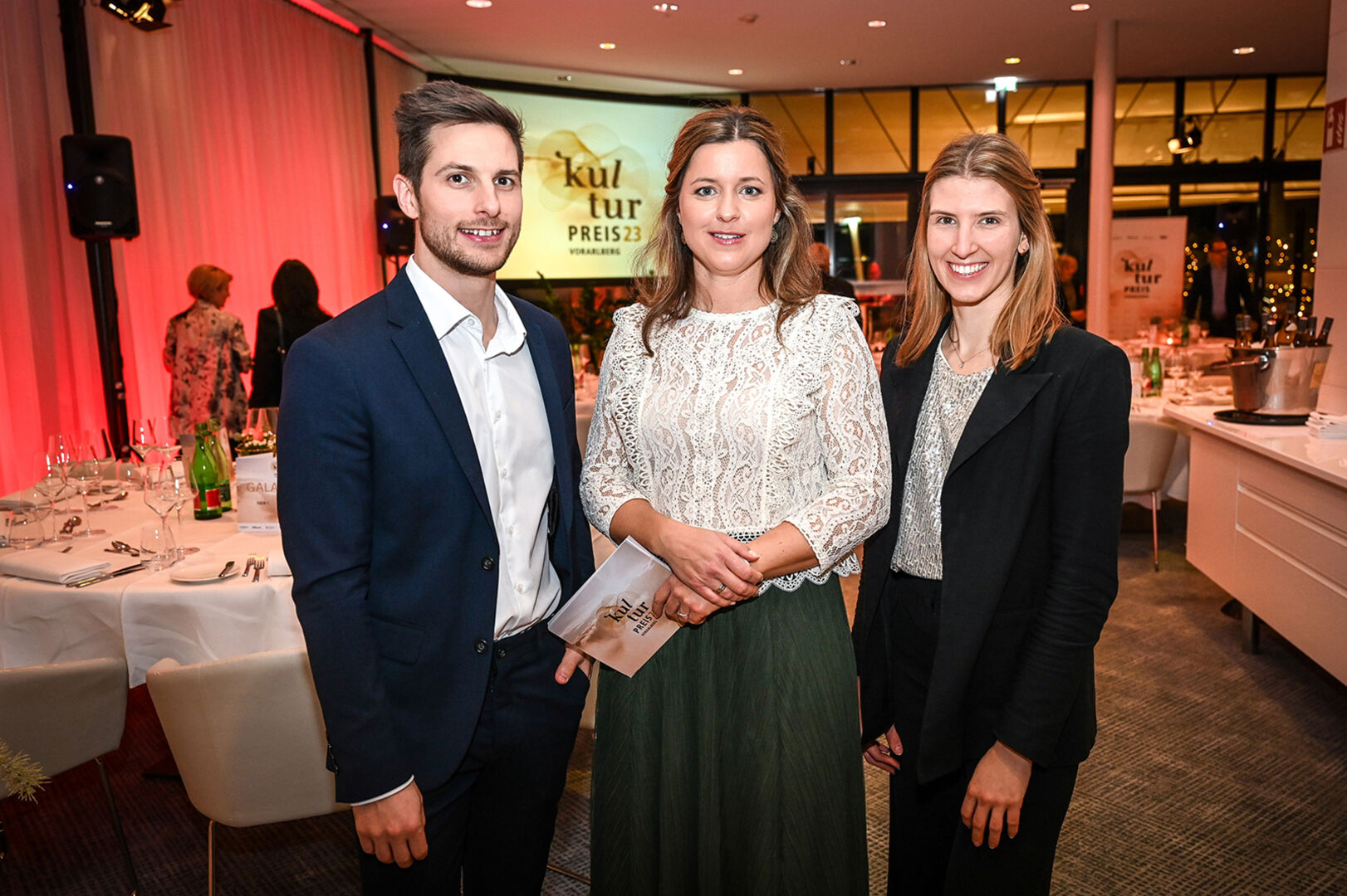 Fabian Ronjak und Carina Wilhelmstätter (beide Casino Marketing) mit Moderatorin Christiane Schwald-Pösel (Mitte)