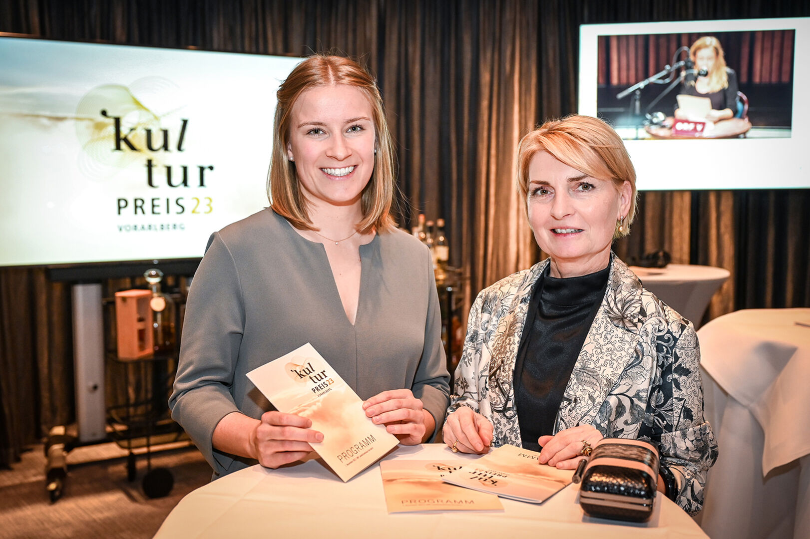 Sarah Reimann (Casino Marketing) und Kulturjournalistin Ariane Grabher (v. li.)