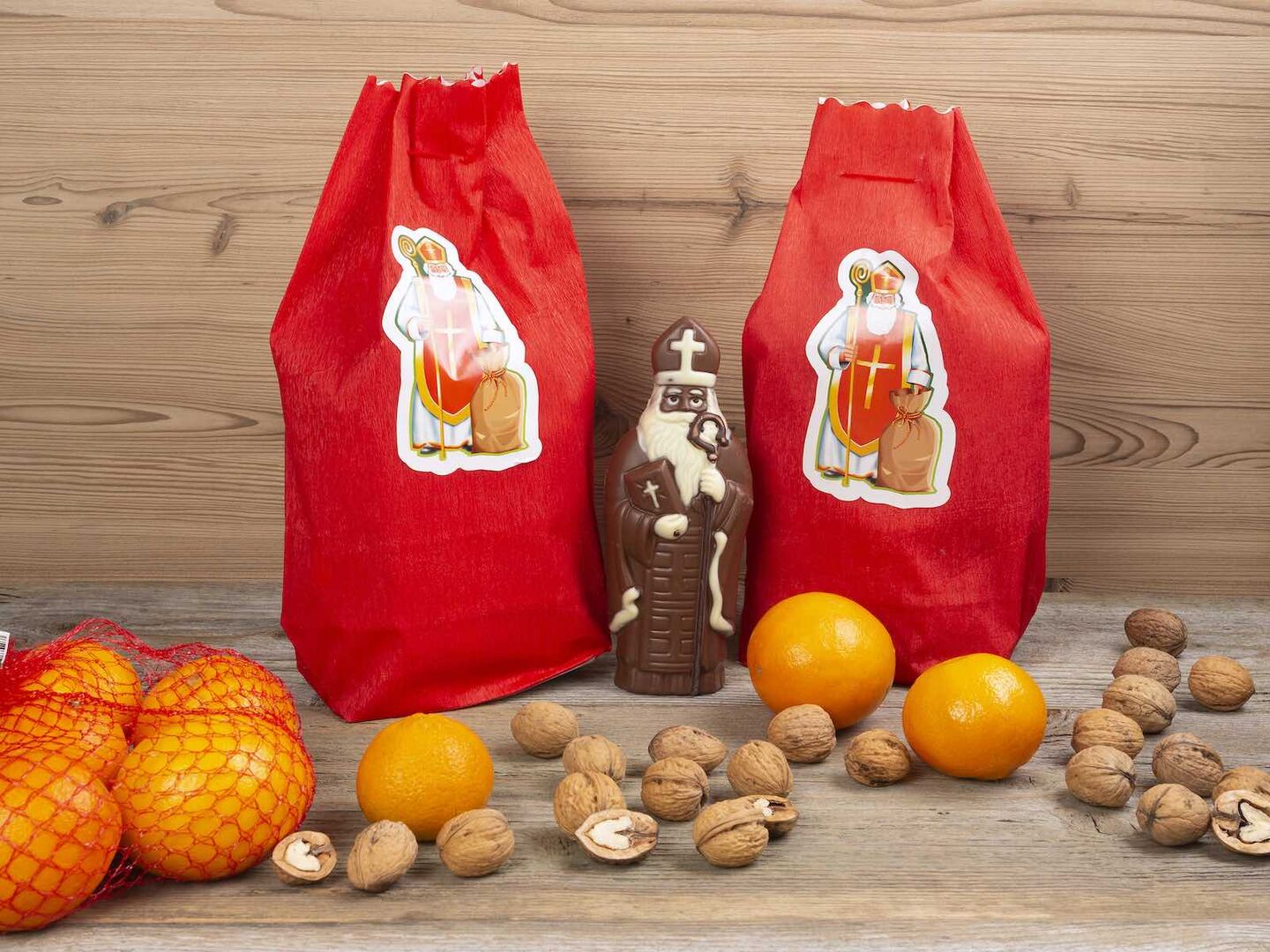 Zwei Nikolaus-Sackerl und ein Schoko-Nikolo.