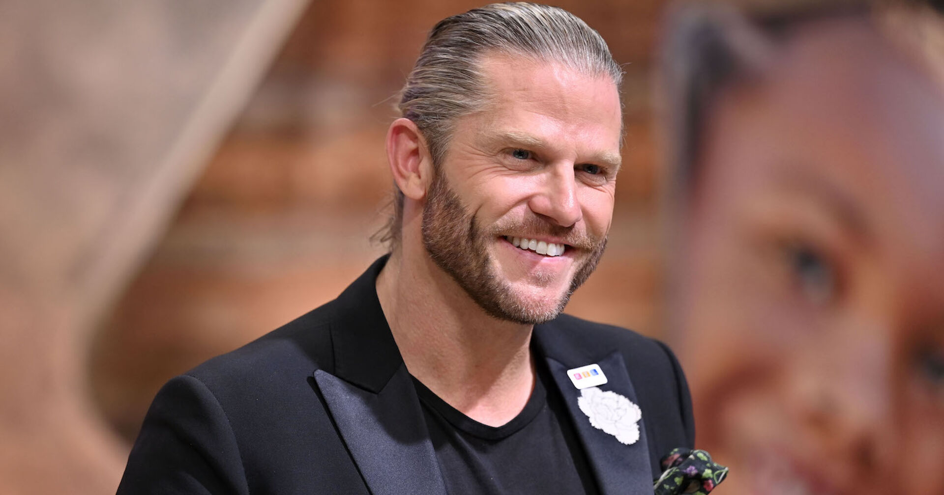 Paul Janke mit einem schwarzen Sakko und geschlossenen Haaren.