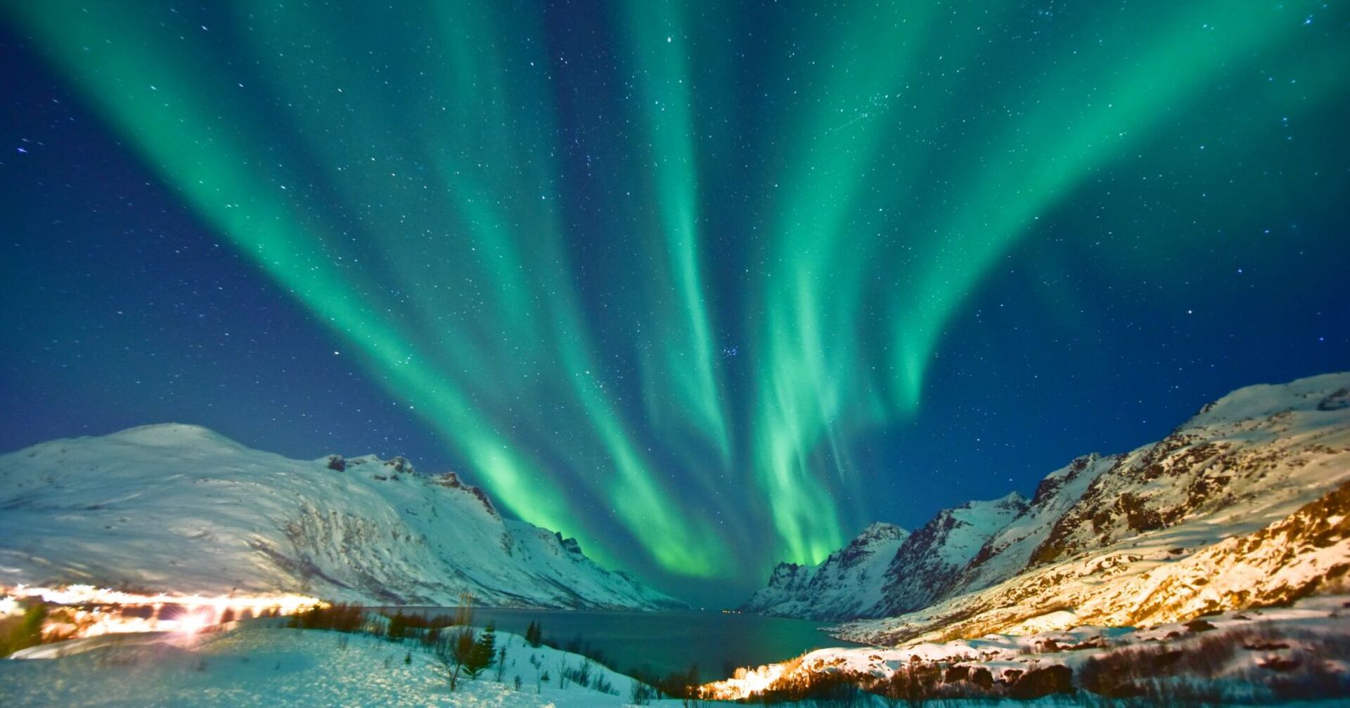 Polarlichter über den Bergen