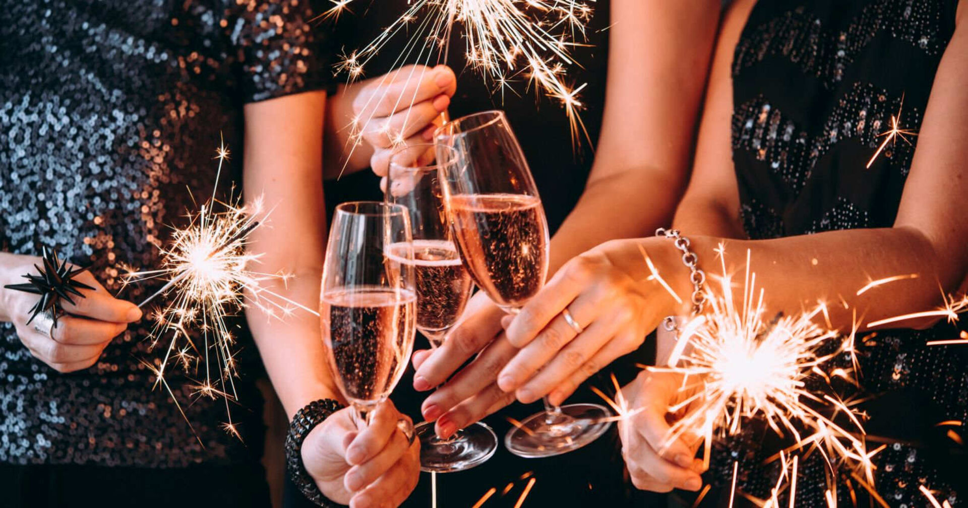 Menschen stoßen zu Silvester auf das neue Jahr an.