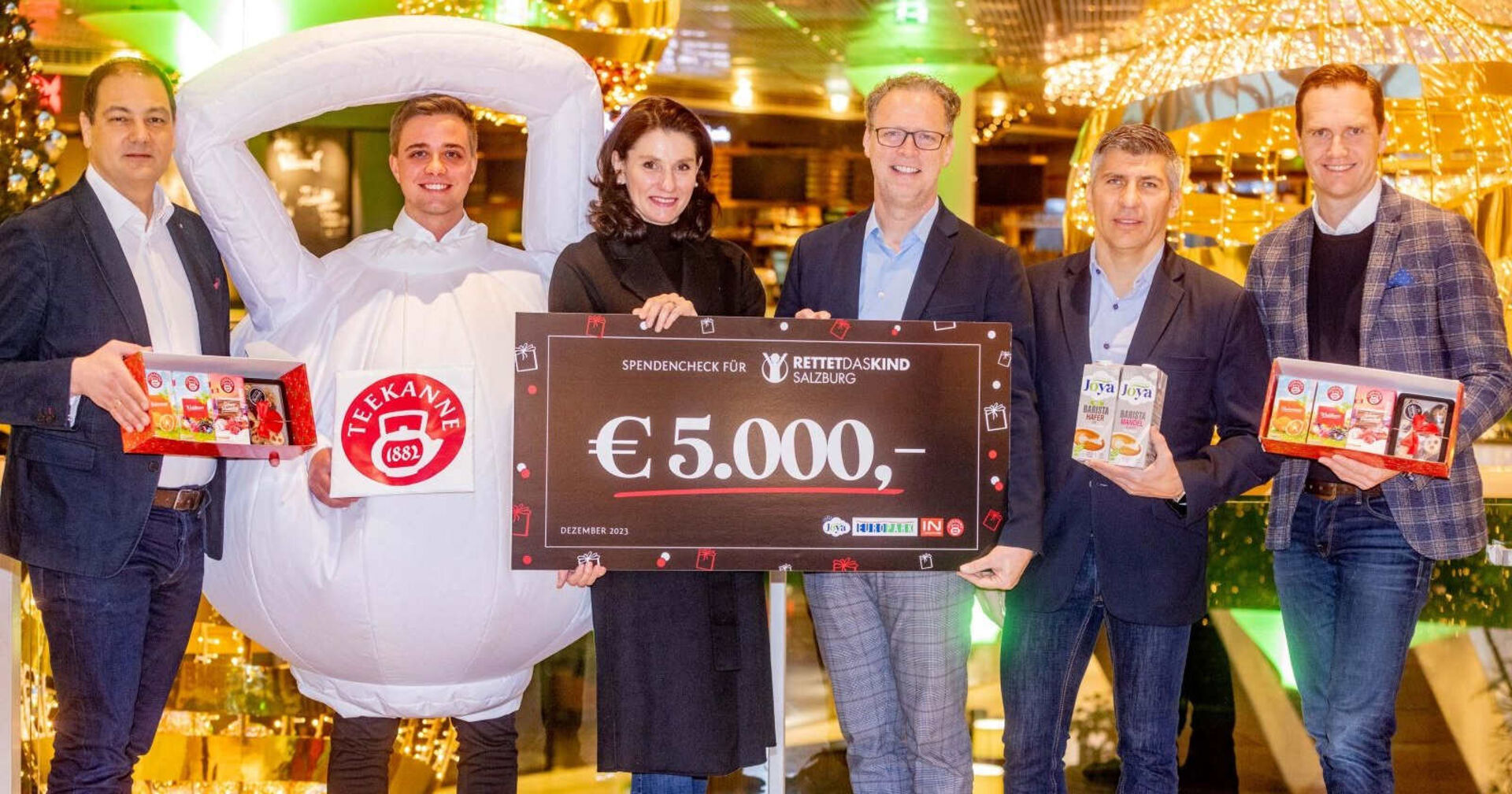 Feierliche Übergabe eines 5.000 Euro Schecks an den Verein Rettet das Kind Salzburg