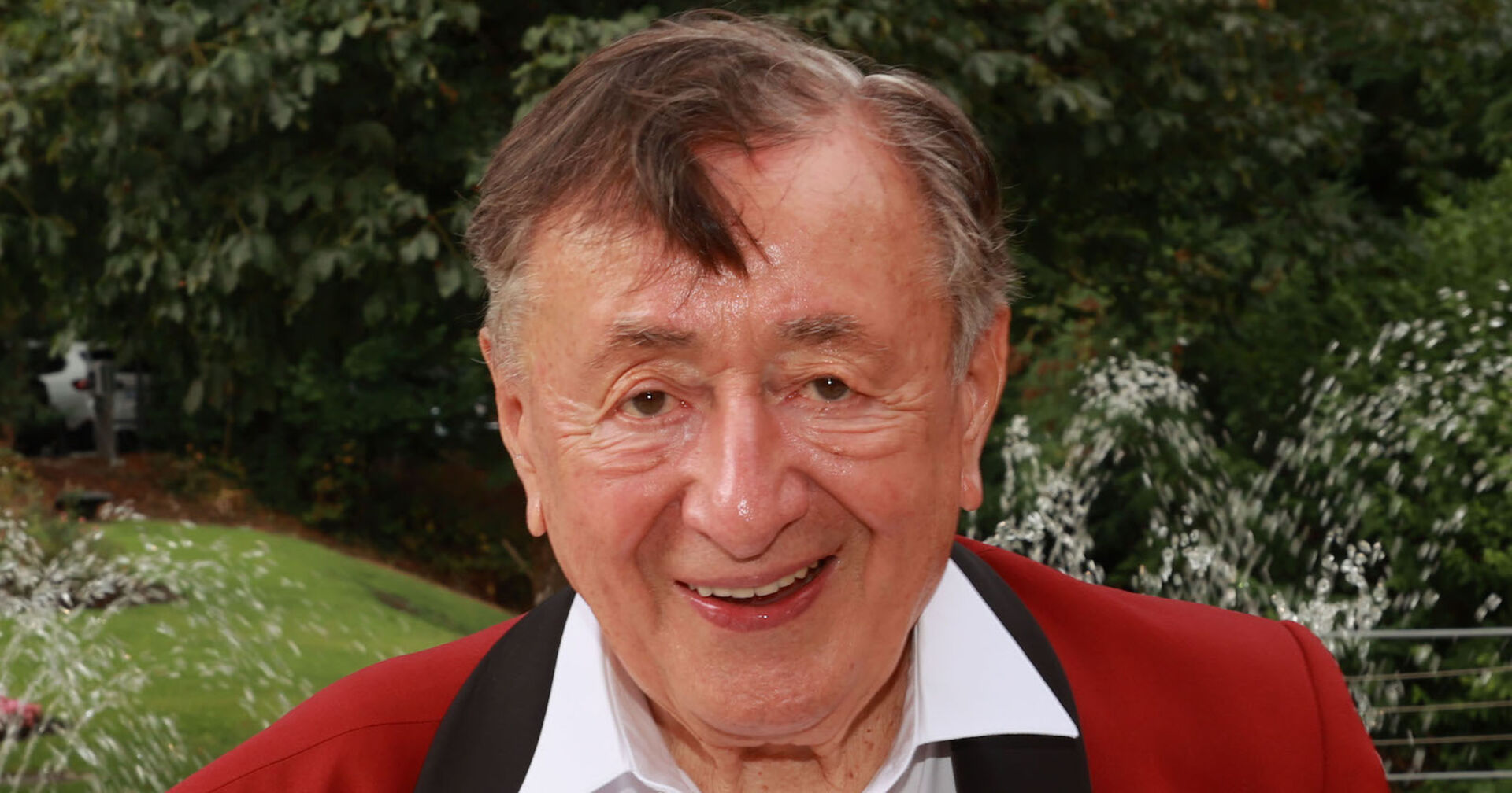 Richard Lugner mit einem roten Sakko.