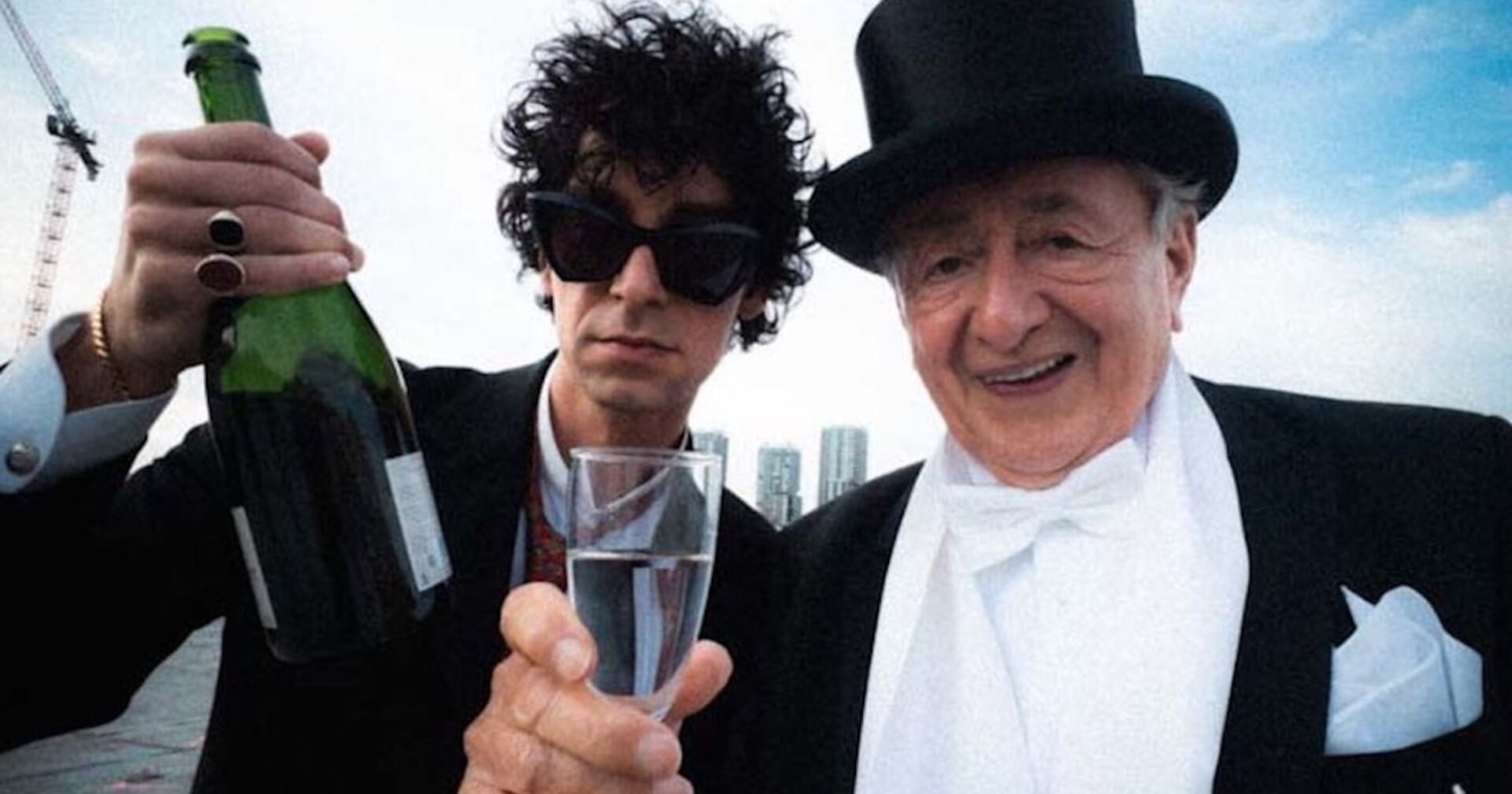 Richard Lugner mit dem Sänger Nikotin und einer Champagner Falsche.