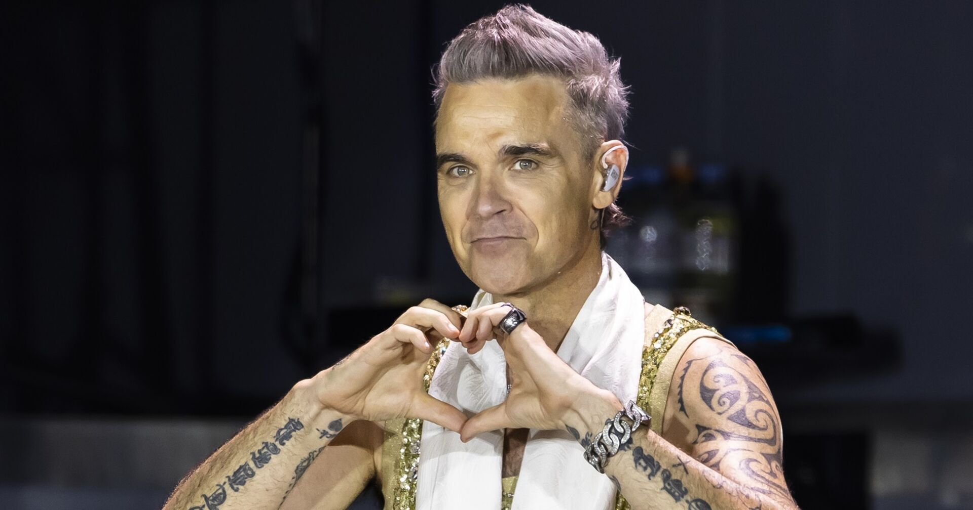 Robbie Williams formt ein Herz