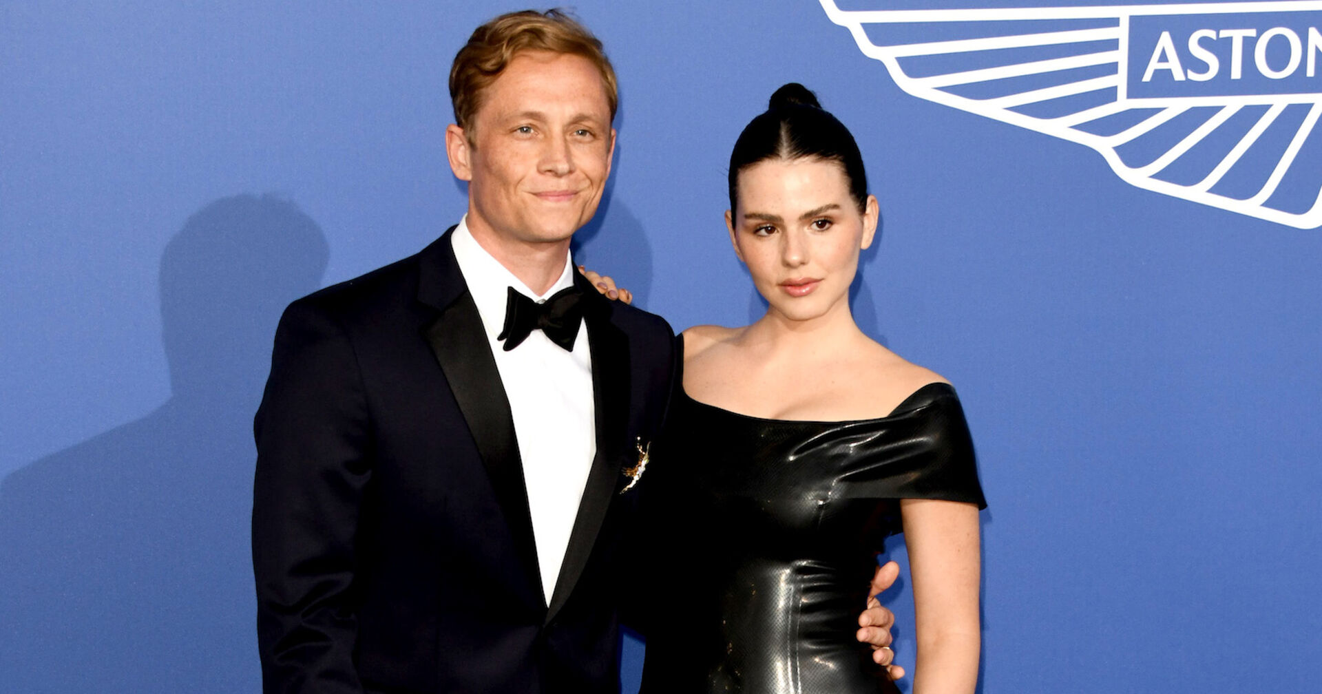 Mathias Schweighöfer und Ruby O. Fee in einem schwarzen Outfit auf dem Red Carpet.