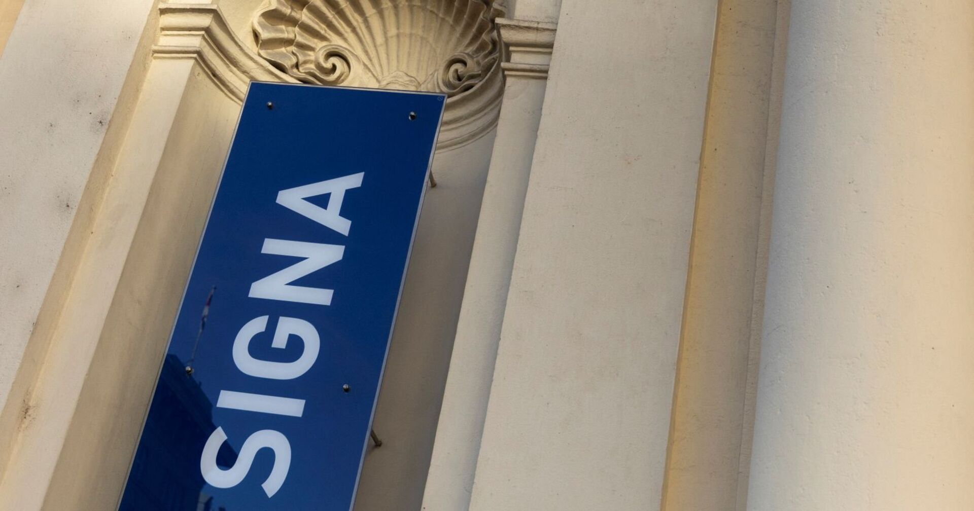 Logo der Signa an einer Wand.